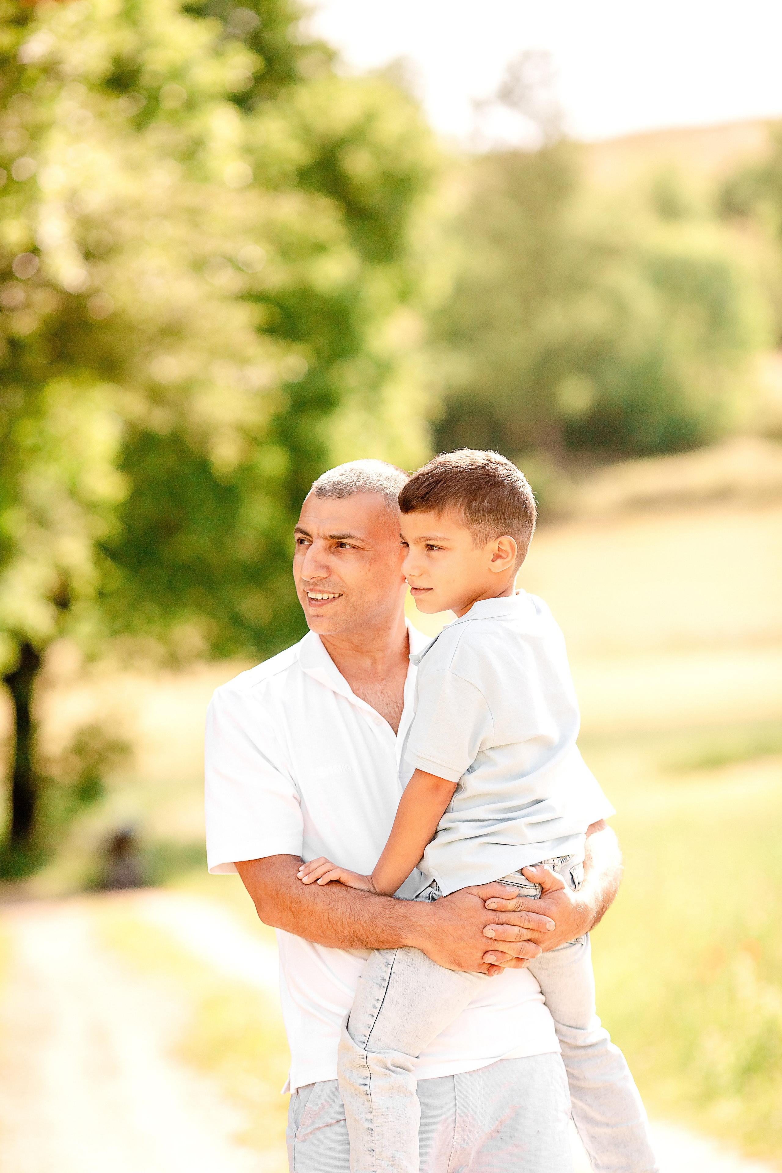 Natürliche Familienbilder am Sommer. Professionele fotografin in Münsingen Olesia Wegele
