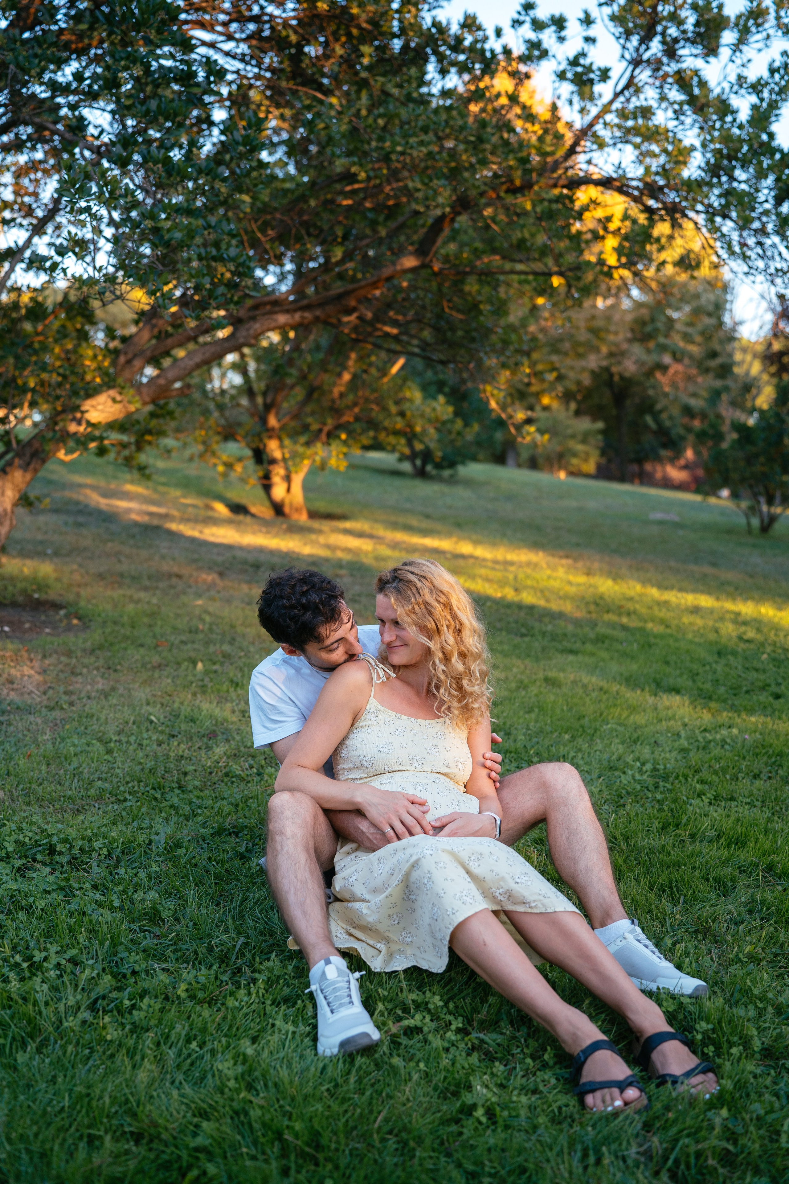 Candid pregnancy photoshoot in the park. Photographer in Madrid, Spain. Alyona Belyaninova