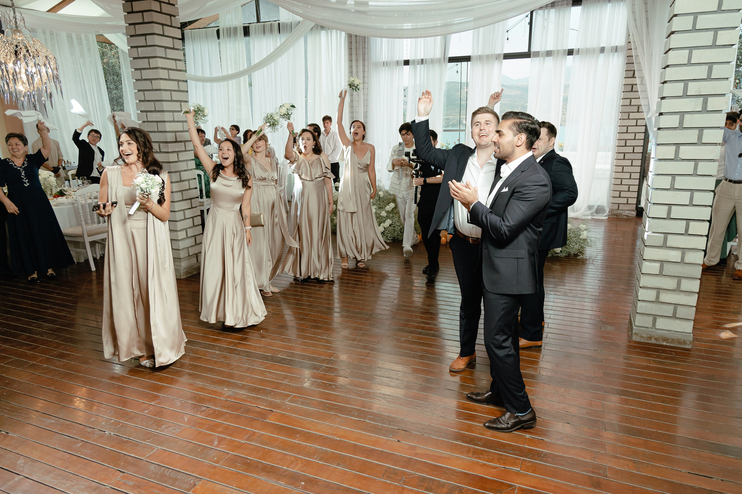 Thomas & Suyumbika. Главная