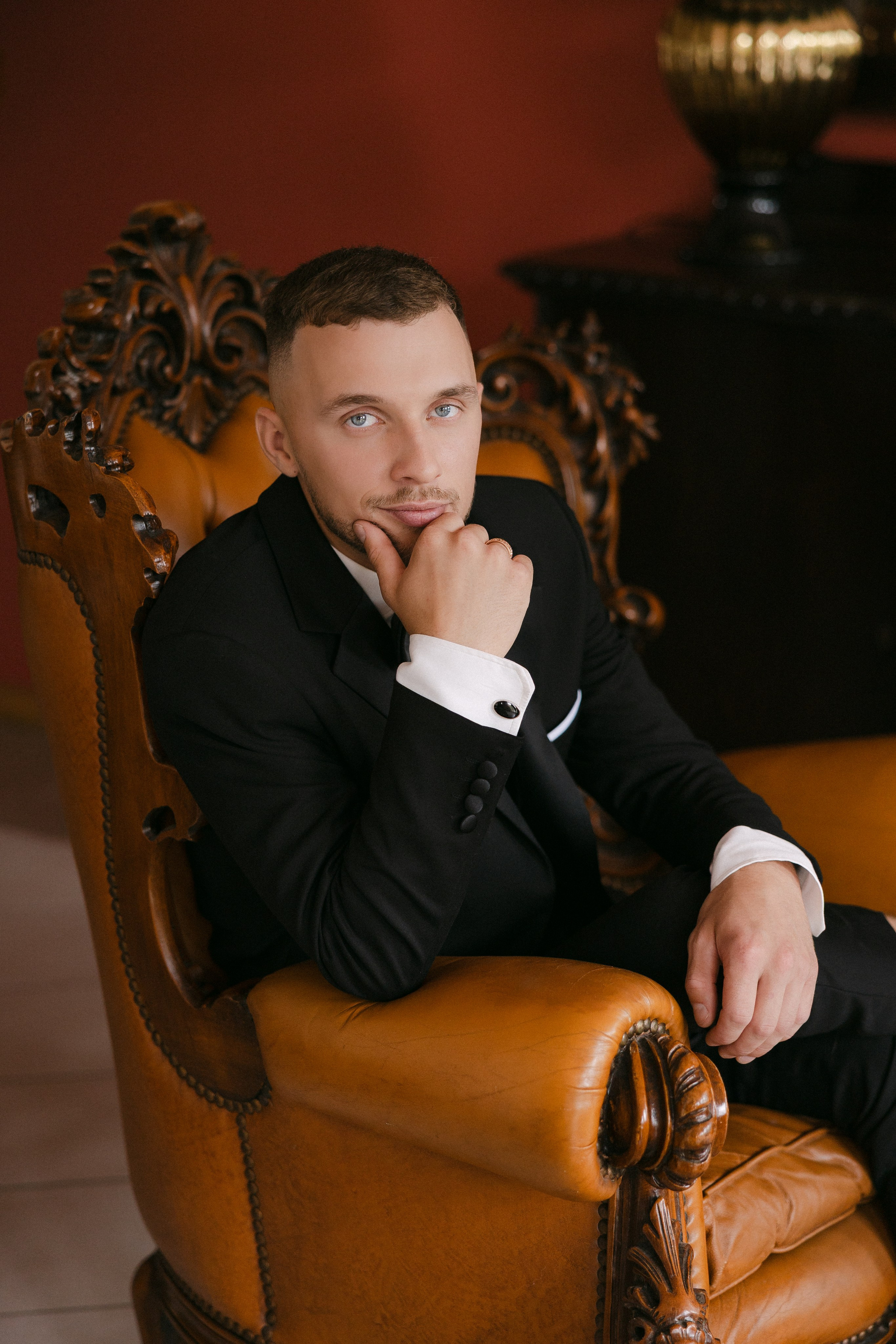 Jaunikio gidas: 5 taisyklės, kaip stilingai atrodyti vestuvių nuotraukose