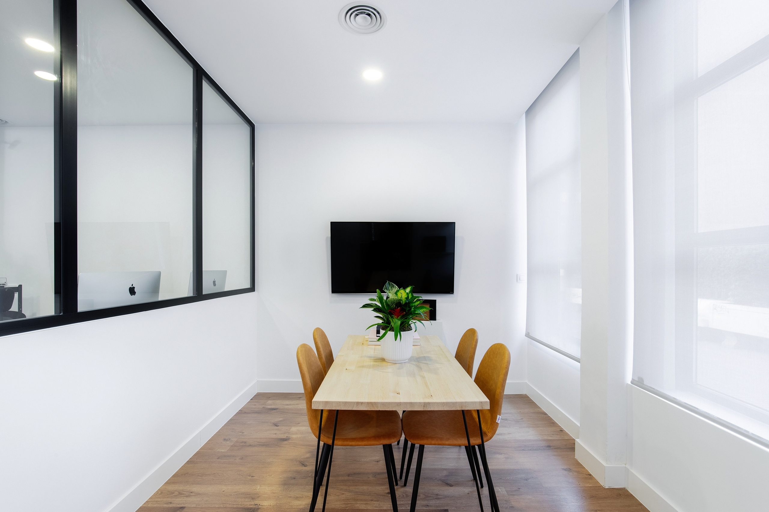 «Los recuerdos más valiosos merecen ser capturados con amor y calidad. En Rainbox Estudio en Torrejón de Ardoz inmortalizamos los momentos más especiales de tu vida con una experiencia cálida, profesional y cercana.»