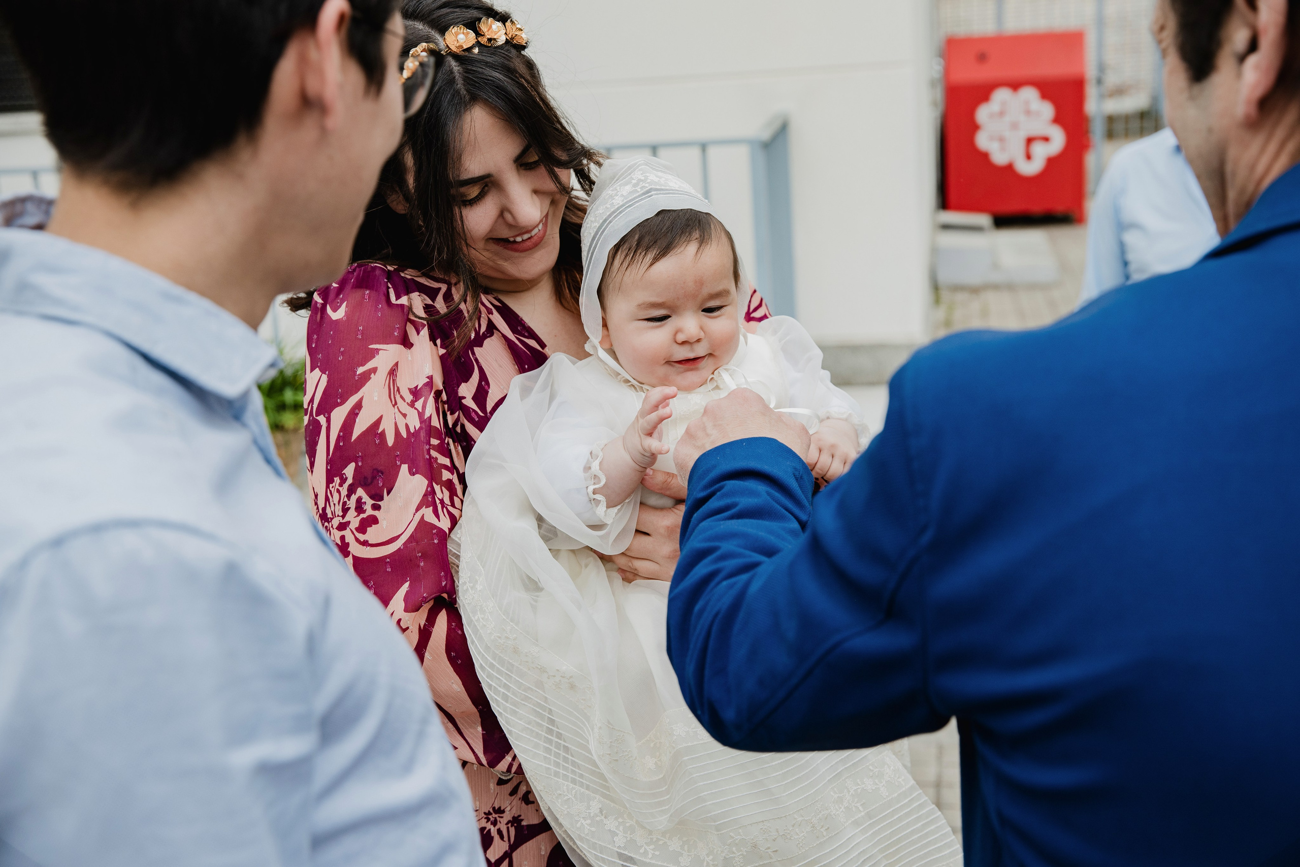 Retrato de bebé con traje de bautizo en estudio fotográfico Rainbox, Torrejón de Ardoz
