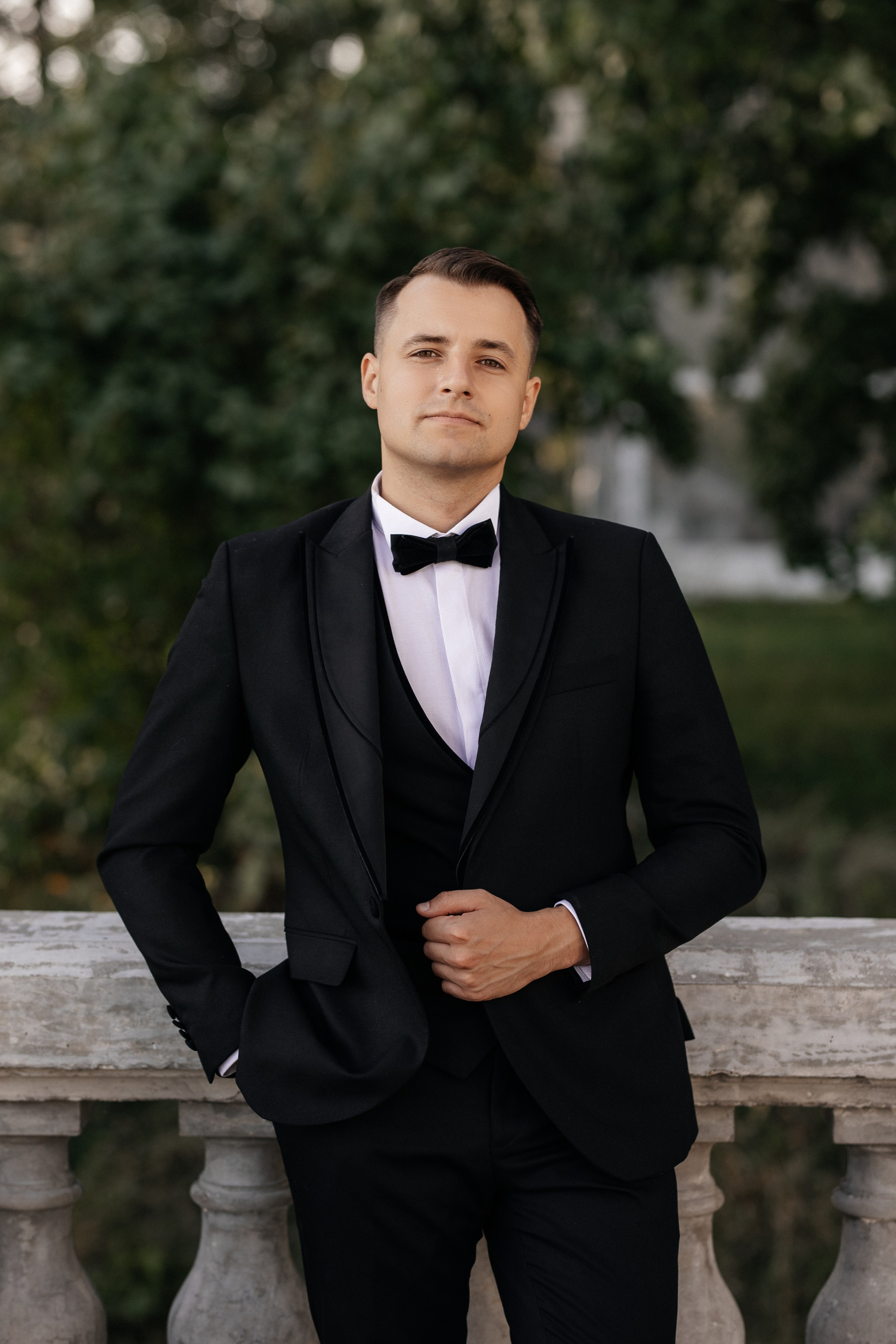 Jaunikio gidas: 5 taisyklės, kaip stilingai atrodyti vestuvių nuotraukose