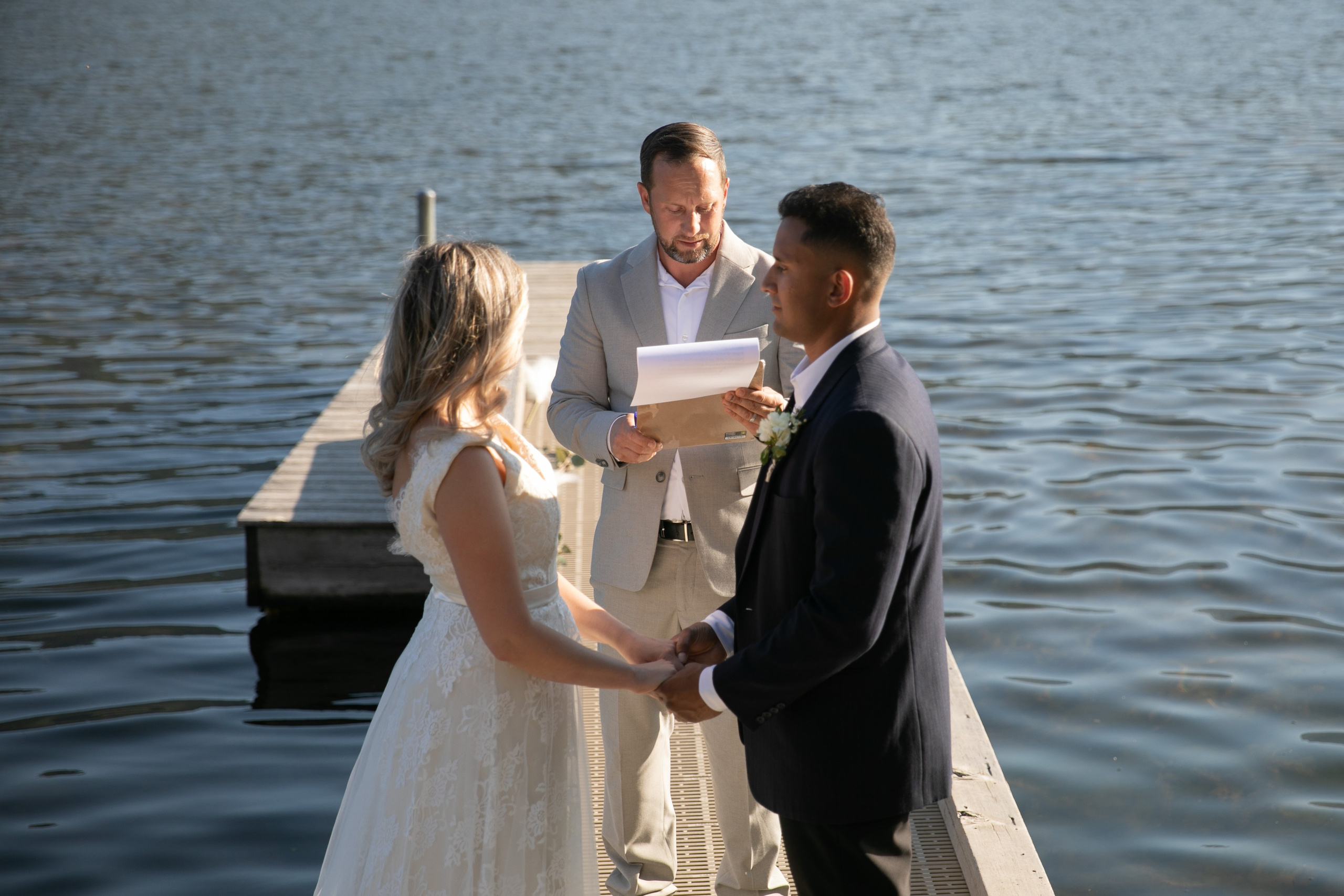 Dakota & Jarrett Wedding — Vermilion Lakes. Fotografía accesible en Calgary