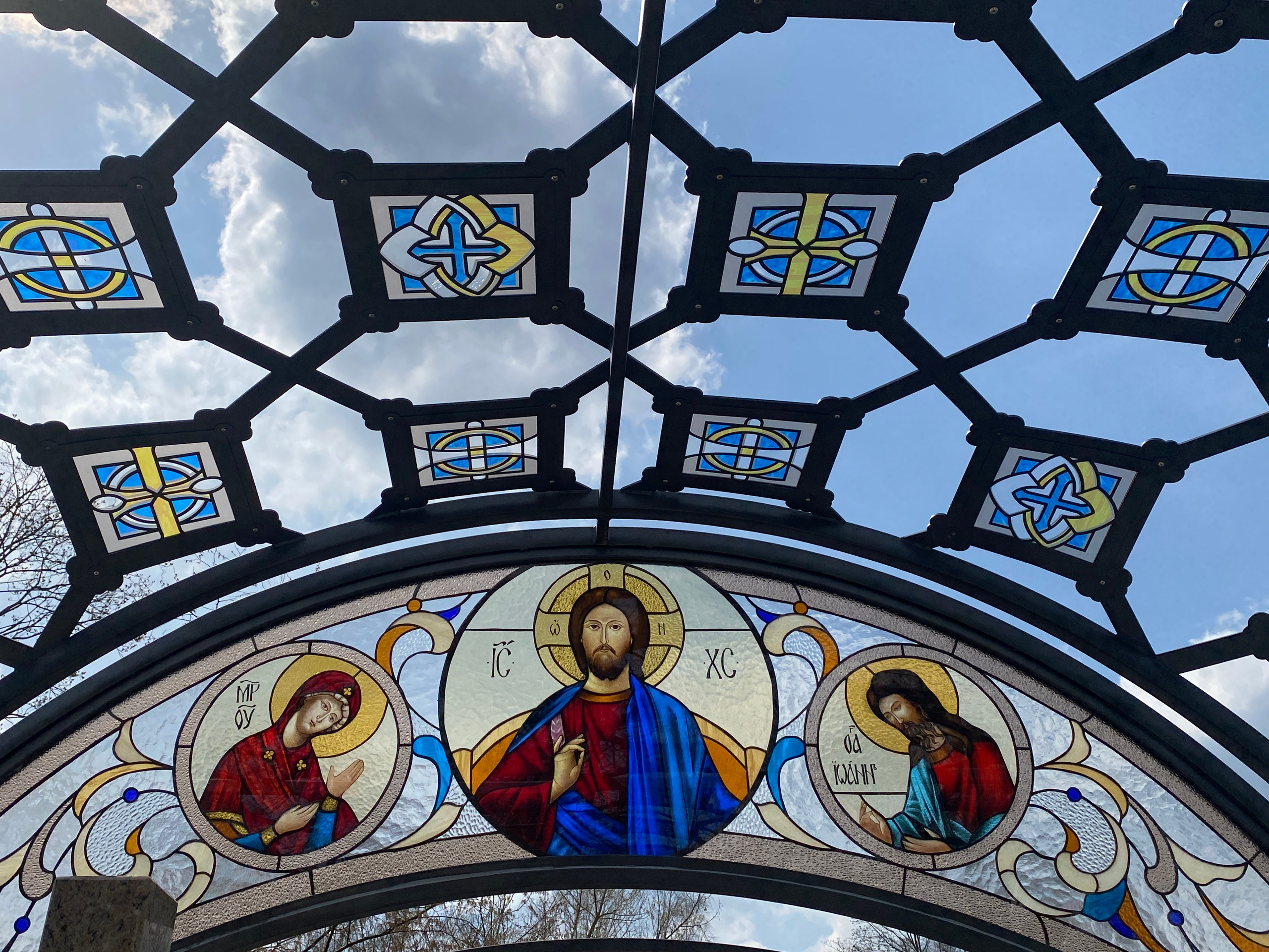 Архитектурная композиция «Красненский некрополь» в д. Красное Минской области. Протоиерей Фёдор Повный - идея и творческая концепция. Мария Тарлецкая - автор проекта и руководитель реализации. Анна Авгуль - витраж.  2020 г. Сталь, витражи, монолитный поликарбонат,  художественная ковка, лазерная резка, сварка. 