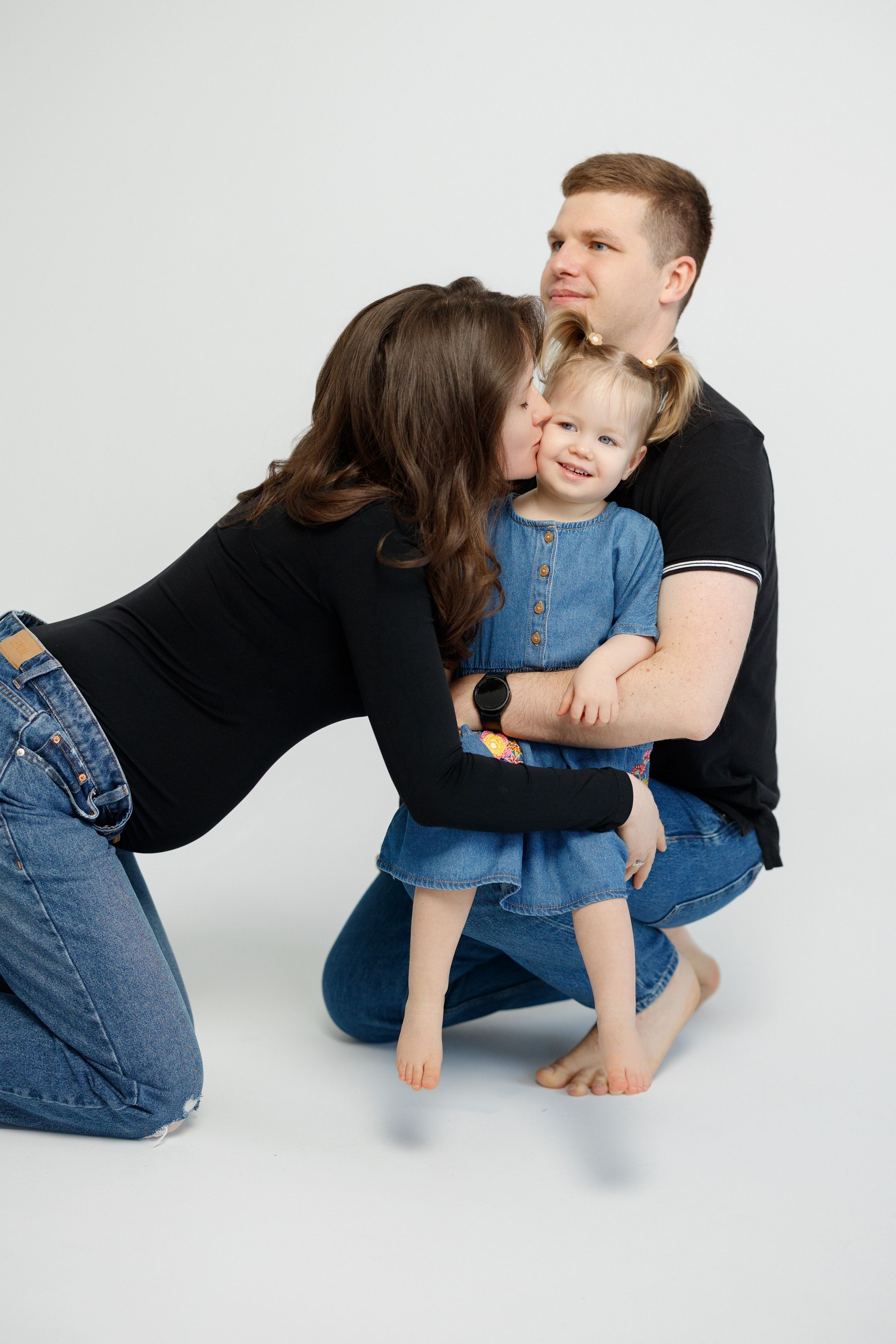 Ședință Foto de Familie — Stil Minimalist pe Fundal Alb. Scarlat Photography