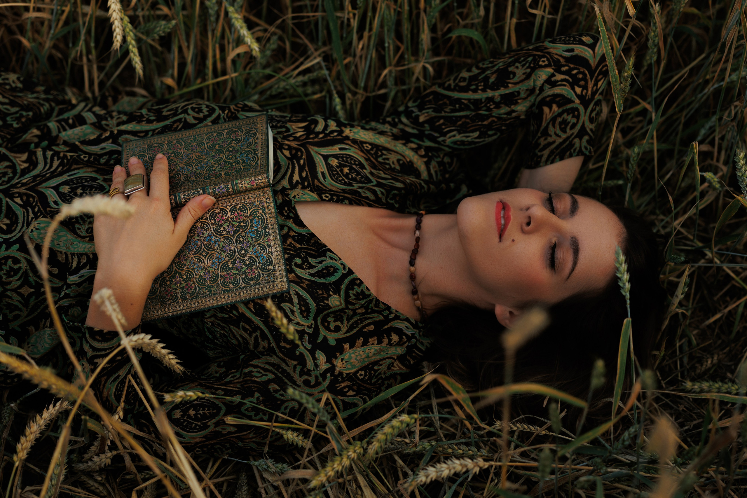 Outdoor Portrait in the Field. Woman with book. Soft&Aesthetic Photography by Kristina Kozheltsova. Kristina Kozheltsova- Soulful Portrait&Lifestyle&Love Story Photographer in Leipzig, Germany