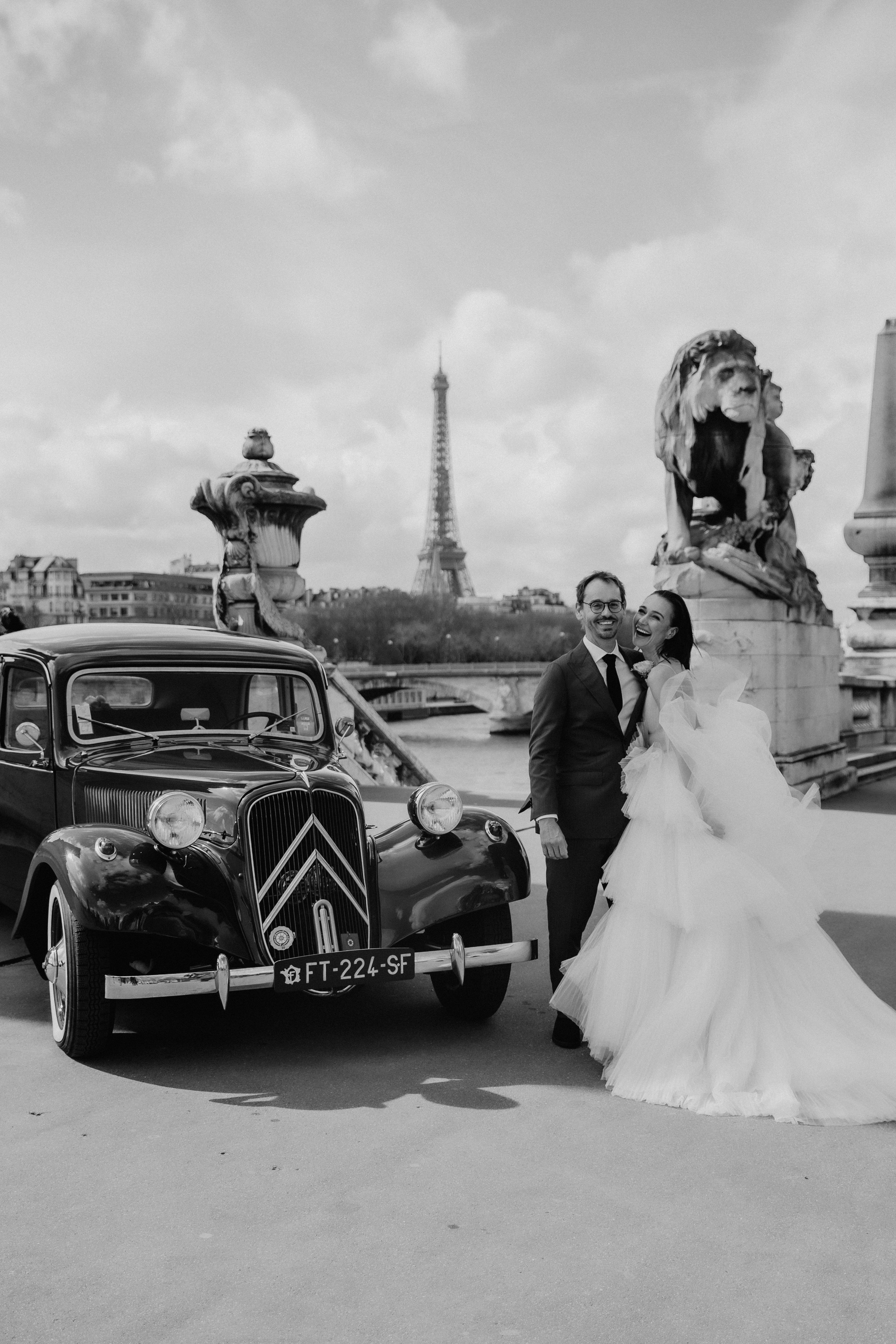 Suzi & Alex | Paris Wedding with a Vintage Car. Paris Wedding Photographer