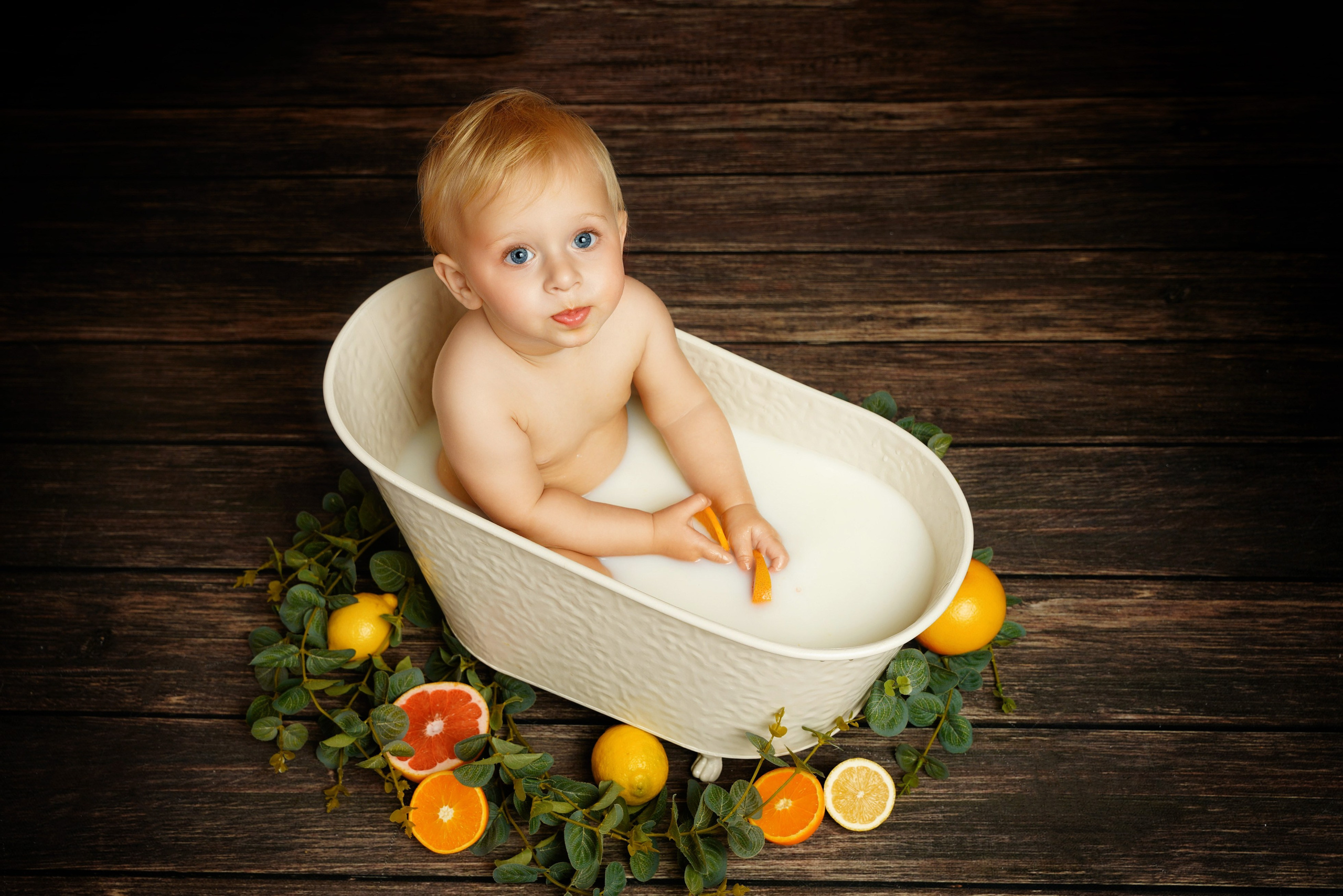 Erfrischendes Milchbad-Shooting für Babys in kleiner Vintage-Wanne mit Zitrusfrüchten – Augsburg