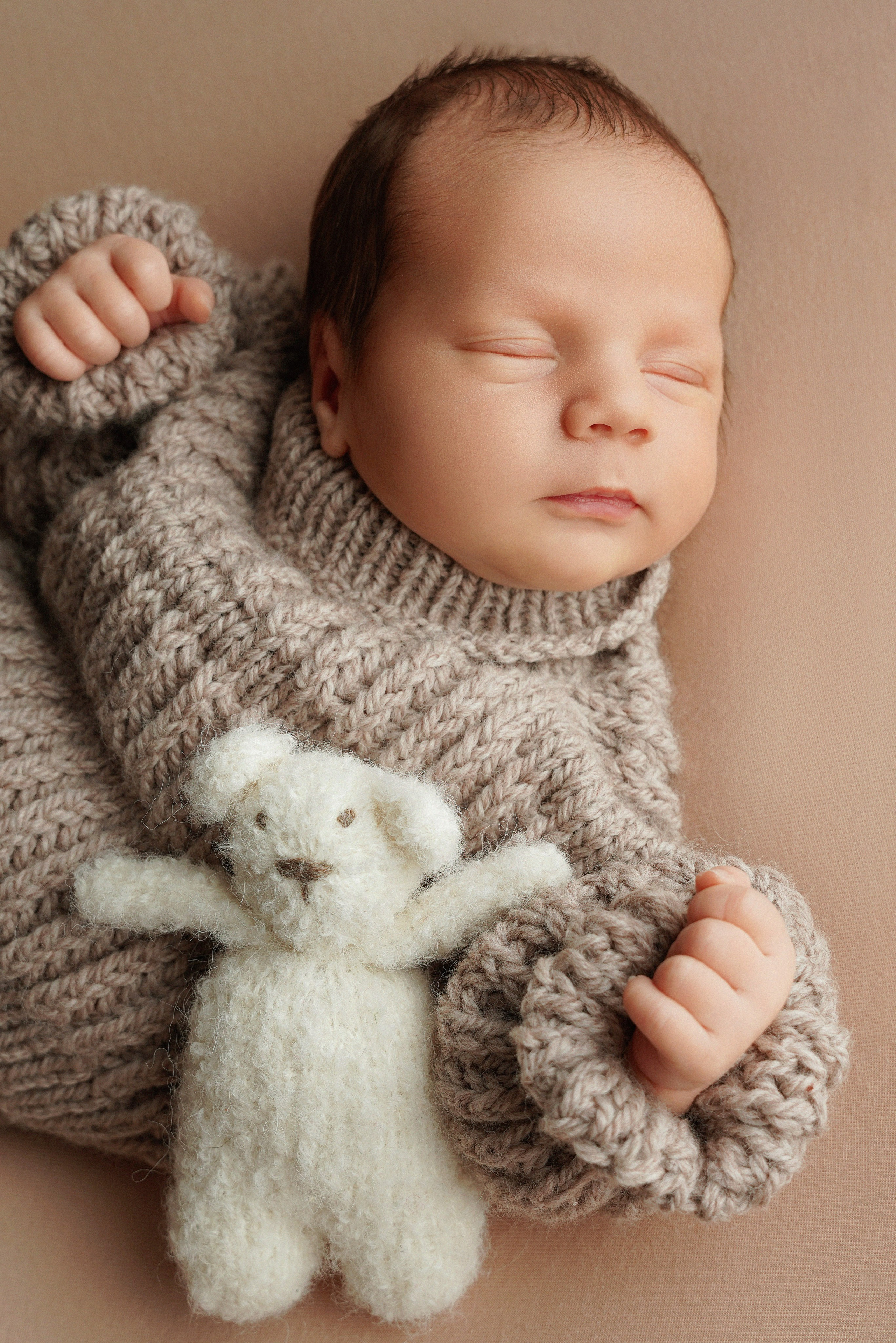 Neugeborenes Baby entspannt auf weichem Textilhintergrund – Studio Gersthofen