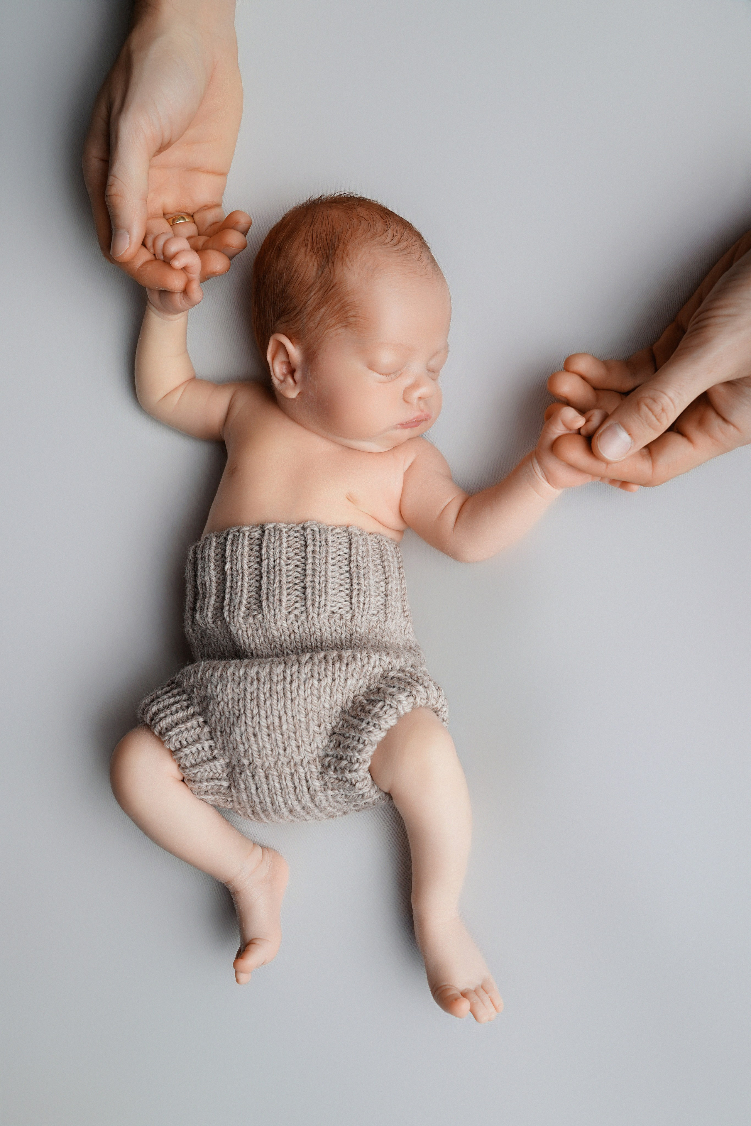 Feine Händchen in Nahaufnahme – Newbornbilder Fotostudio Gersthofen