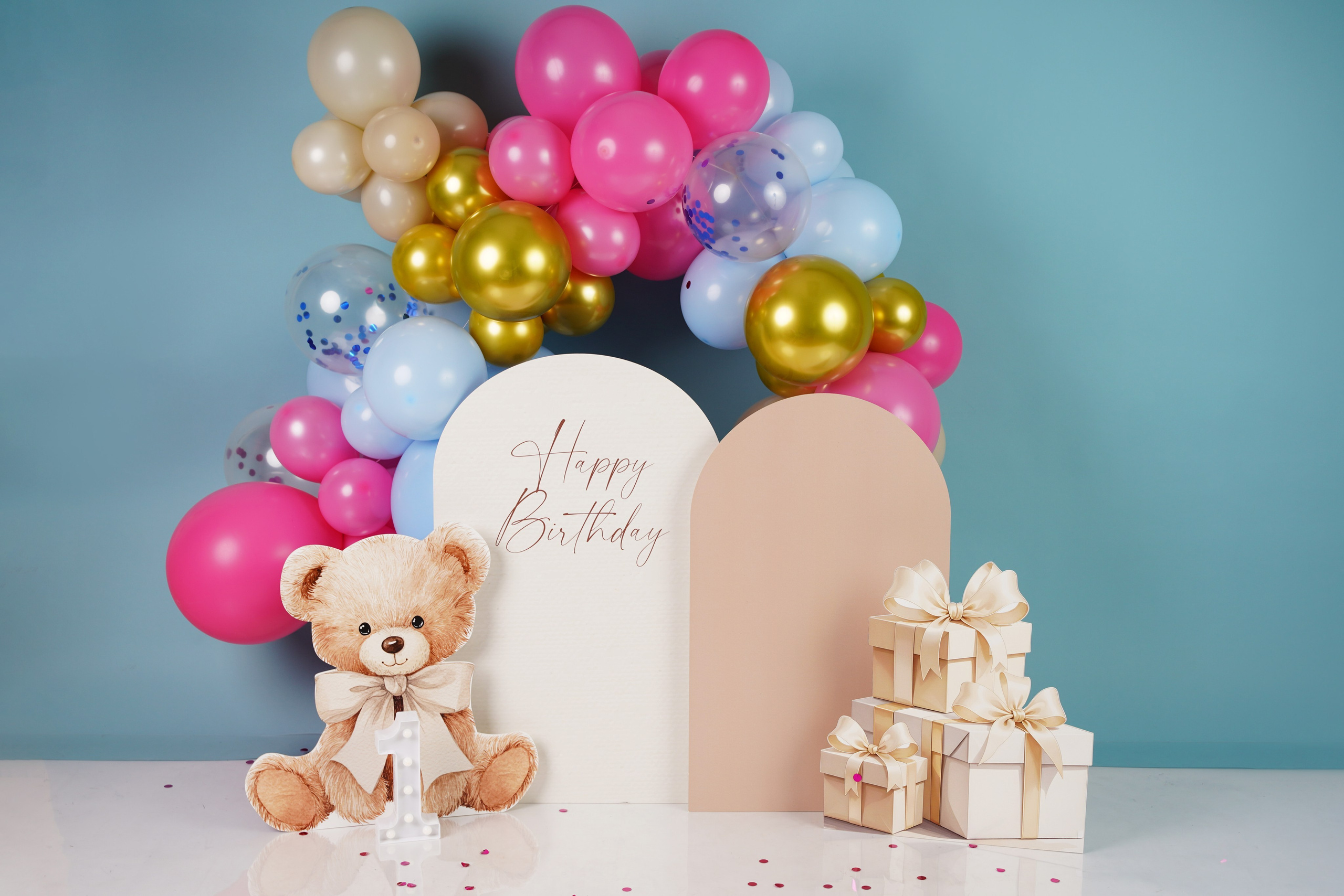 Bunte Geburtstags-Fotokulisse mit Luftballons und Teddybär im Studio Gersthofen