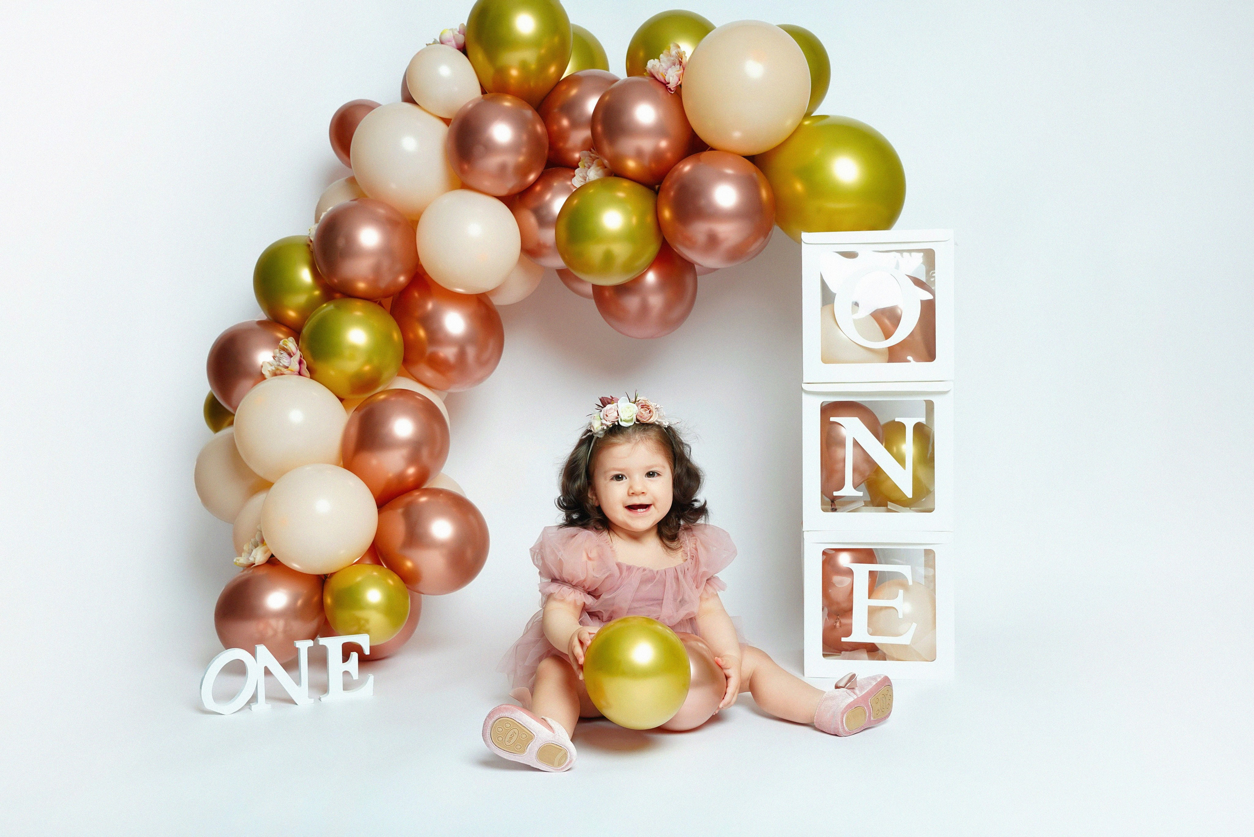 Mädchen feiert 1. Geburtstag mit roségoldener Ballongirlande und ONE-Würfeln – Gersthofen