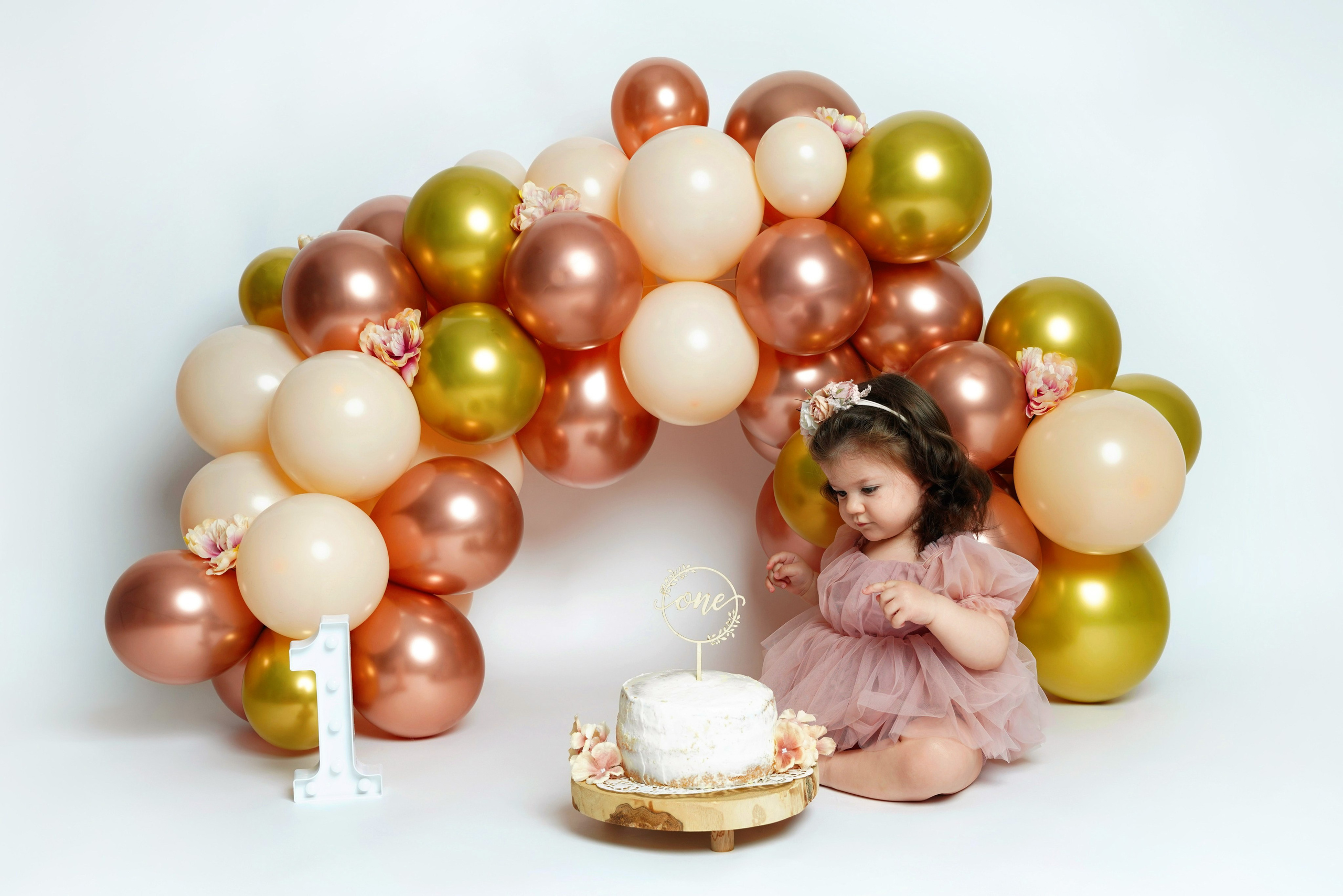Cake Smash Shooting: Mädchen probiert neugierig ihren Geburtstagskuchen – Babyfotograf Augsburg