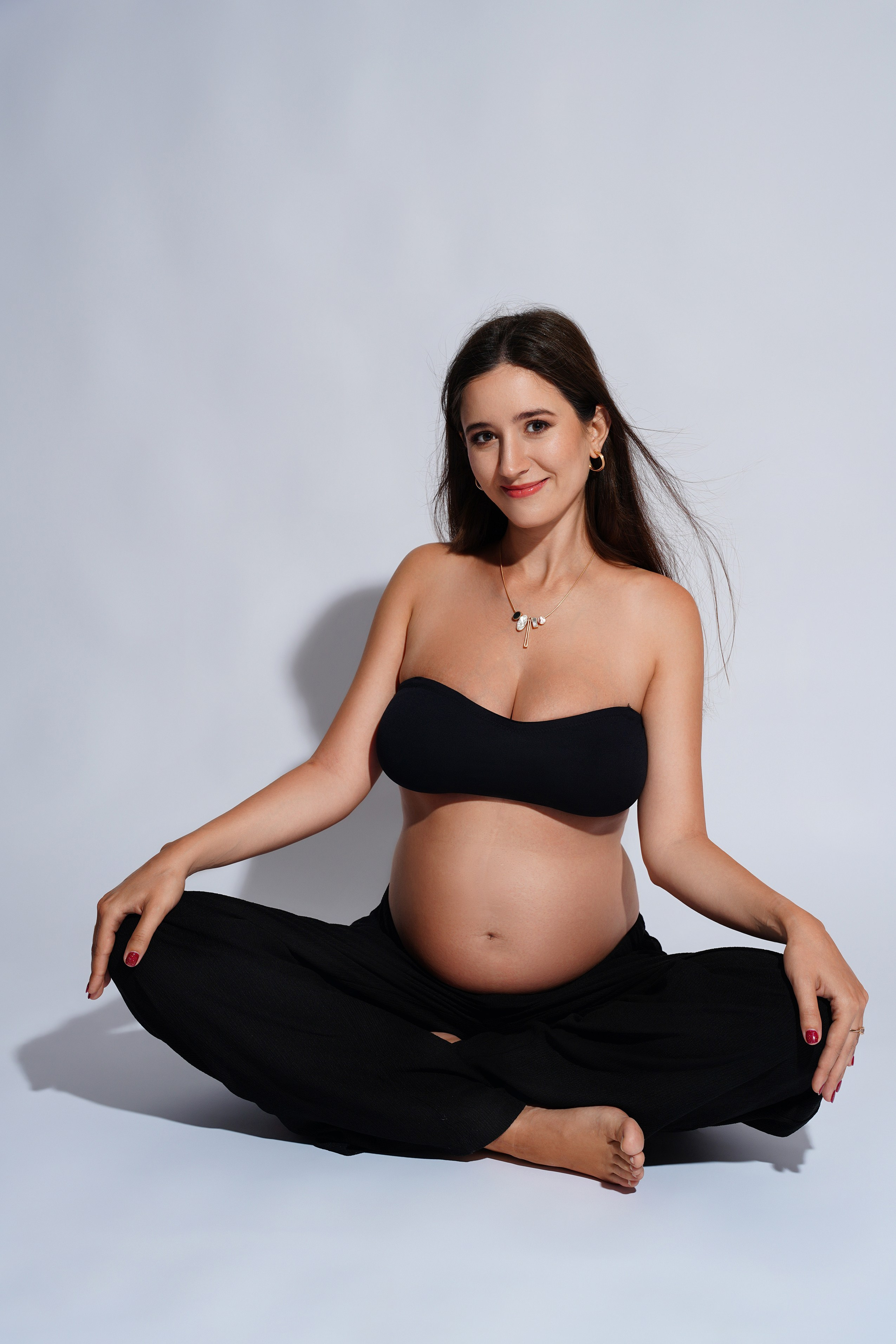 Entspannte Pose im Schneidersitz beim Babybauch-Fotoshooting – Studio Gersthofen