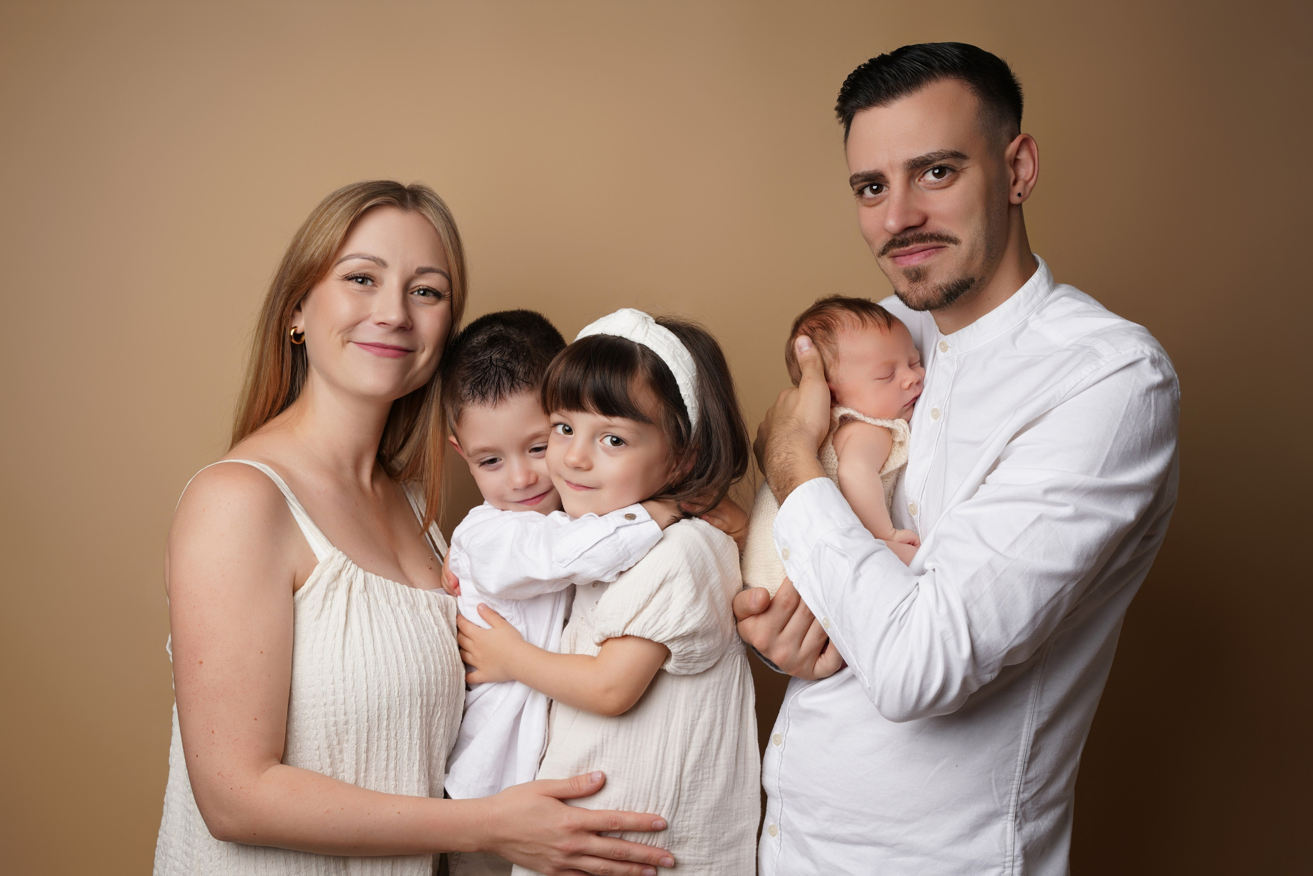 Familienportrait mit Neugeborenem im warmen Studiolicht – Newborn Fotografie Augsburg