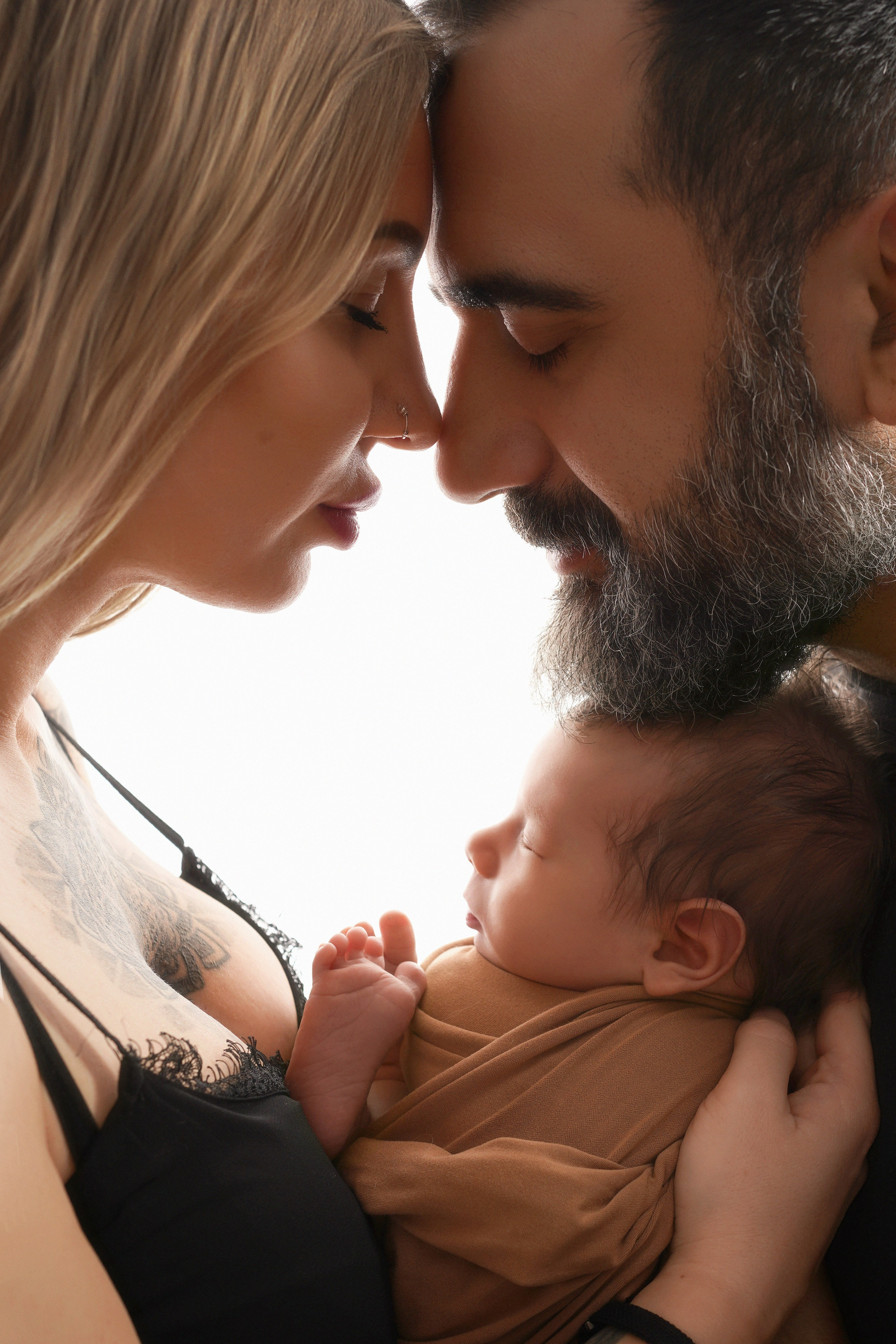 Haut-an-Haut-Kuschelmoment zwischen Eltern und Neugeborenem – Augsburg
