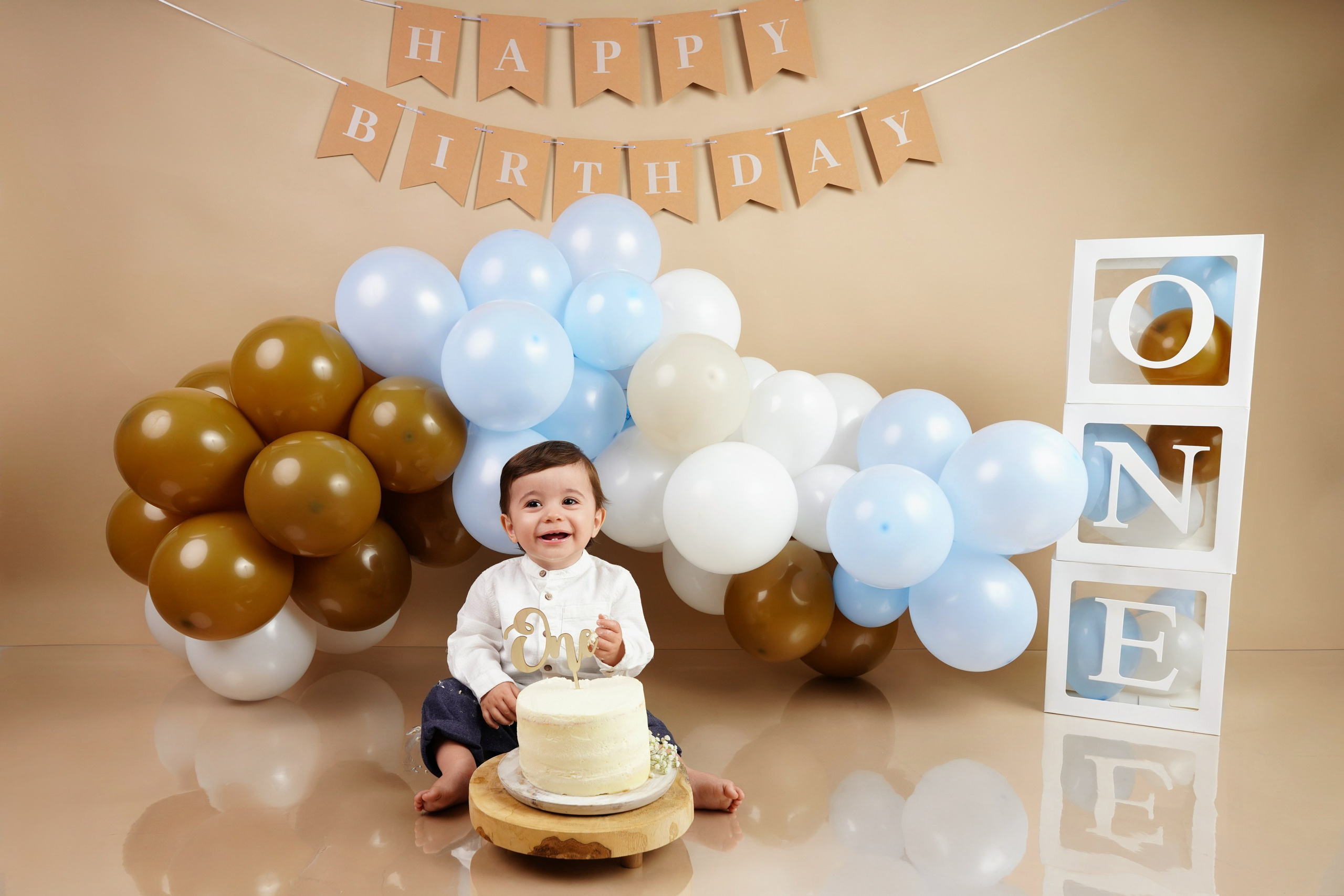 Cake Smash Fotoshooting in Augsburg: Junge sitzt vor seiner ersten Geburtstagstorte