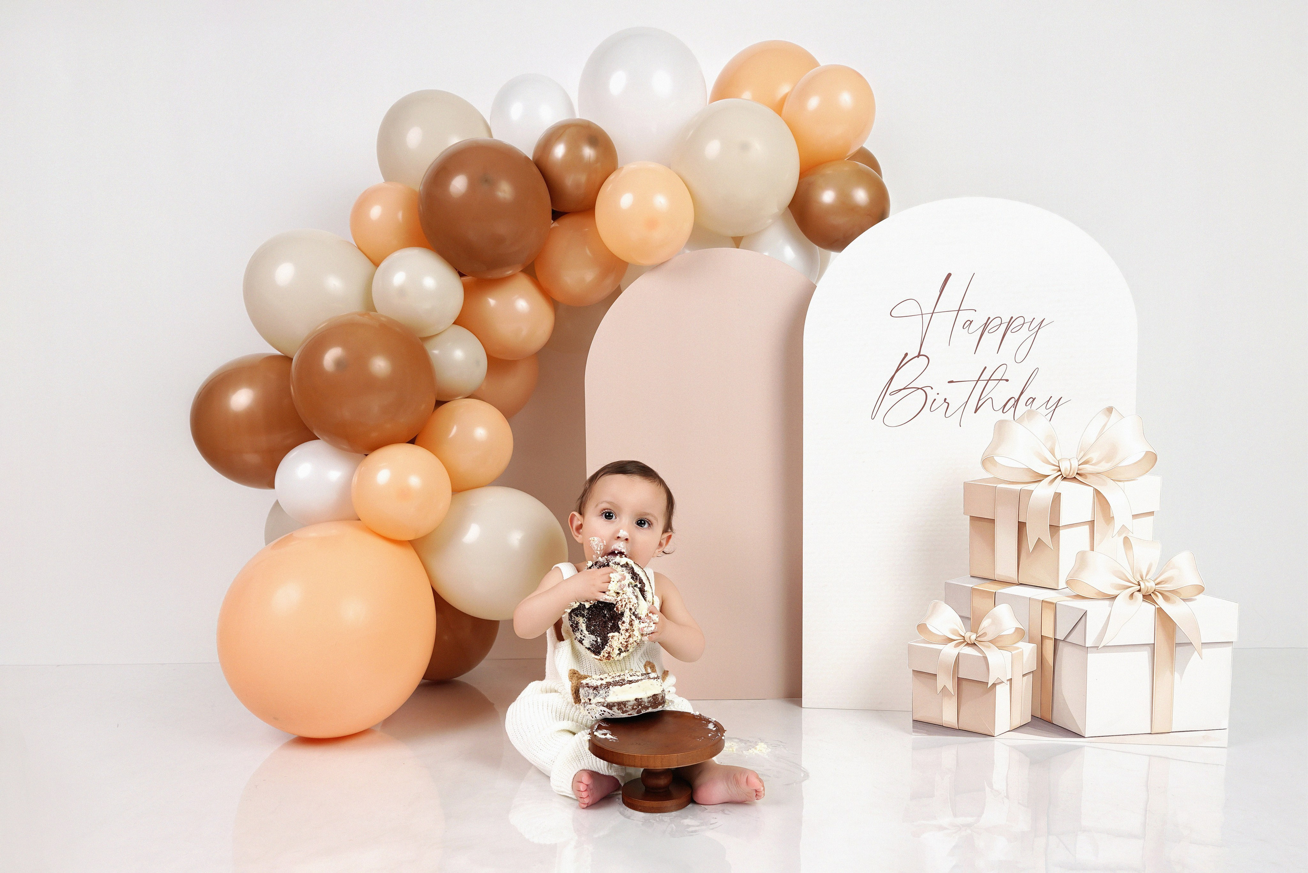 Lustiges Cake Smash Shooting: Baby nascht genüsslich vom Schokokuchen im Fotostudio Augsburg