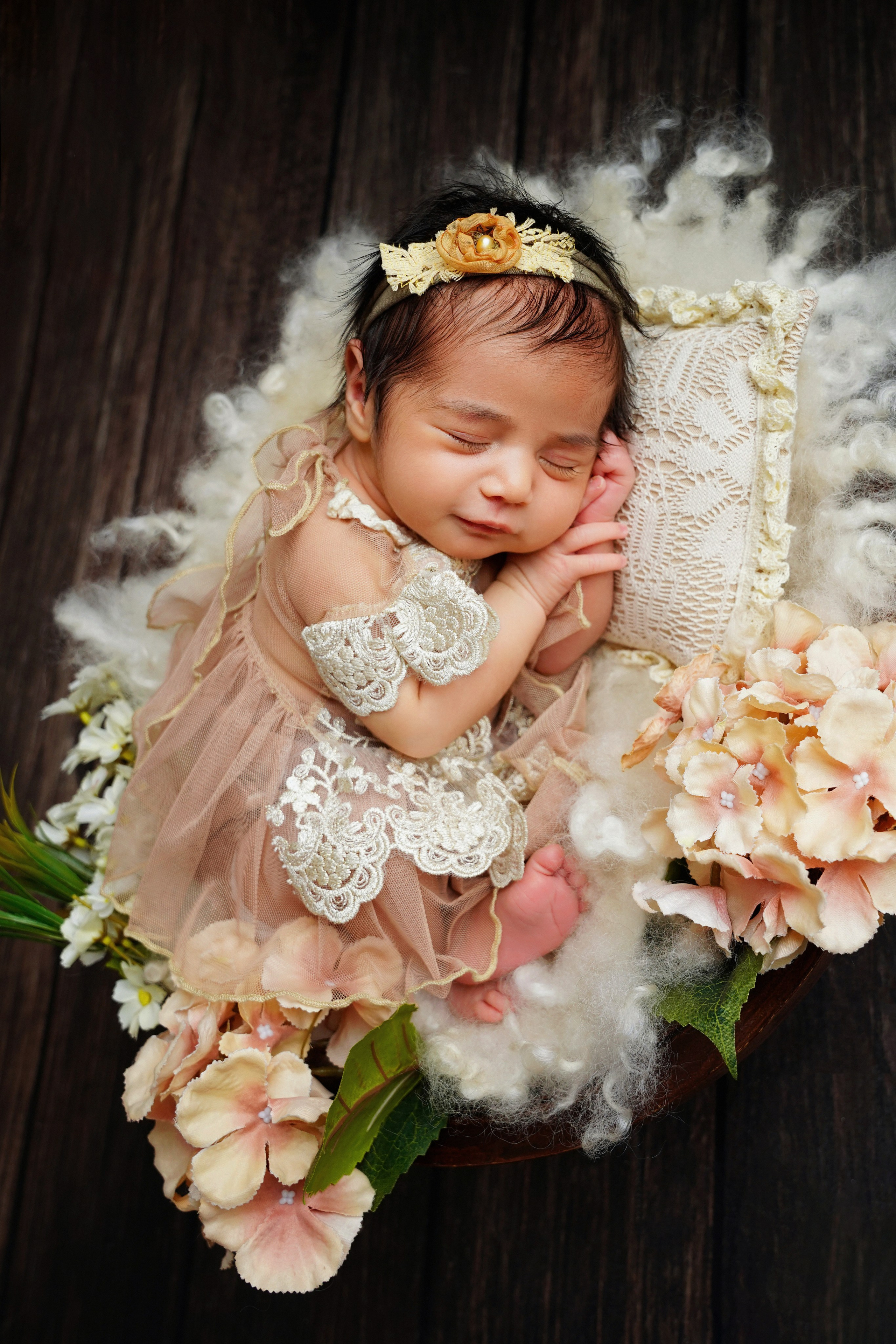 Harmonische Schlafpose eines Neugeborenen in Creme-Tönen – Newborn Fotografie 