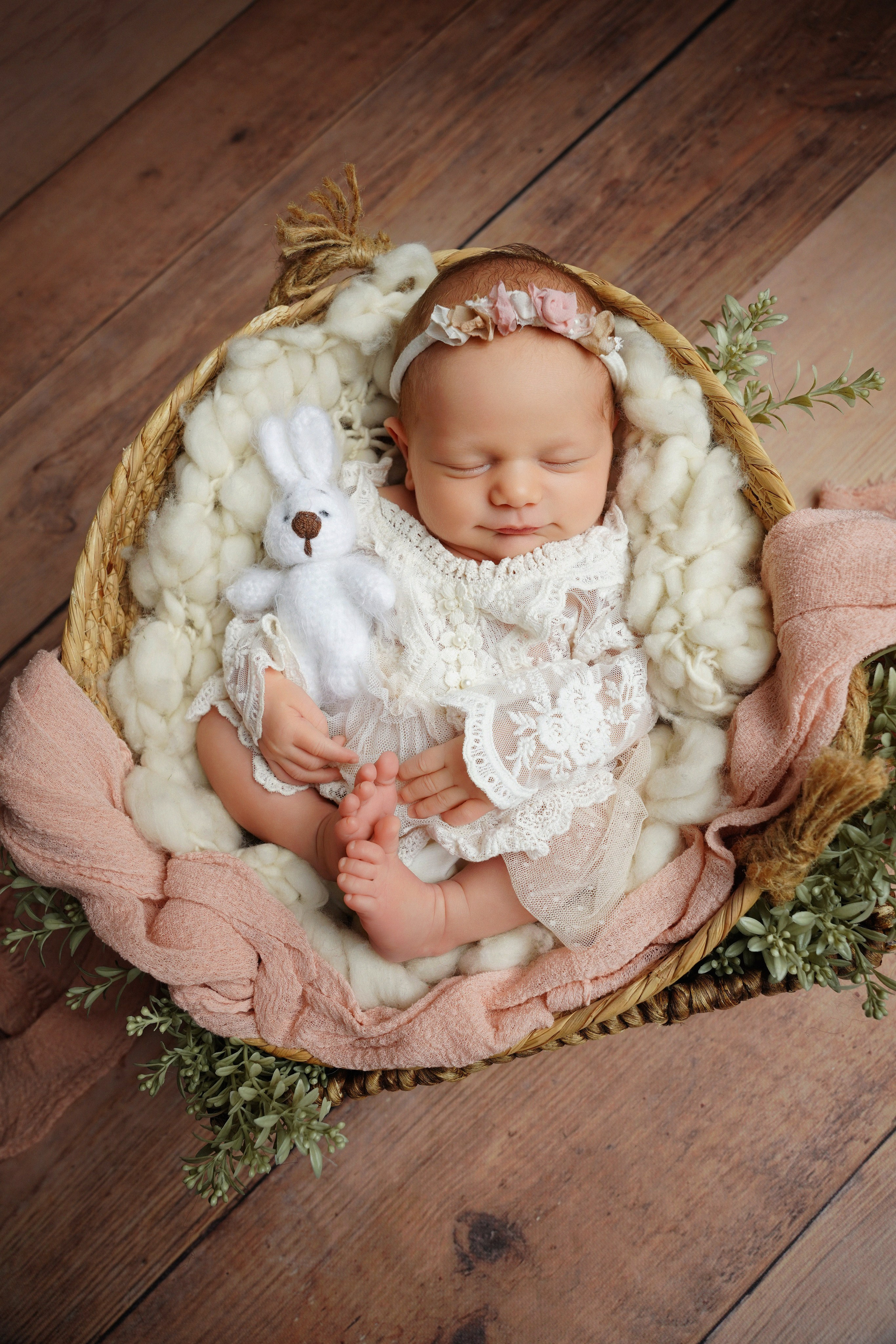 Neugeborenes Maedchen in herzförmiger Rundschale mit Spitze – Babyfotograf in Gersthofen