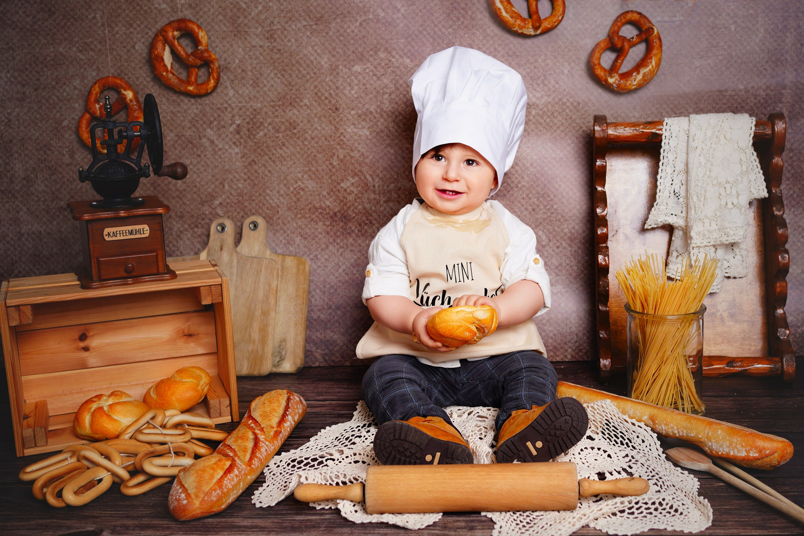 Kreatives Bäckerei-Fotoshooting: Baby als kleiner Bäcker mit Kochmütze, Nudelholz und Brot – Gersthofen