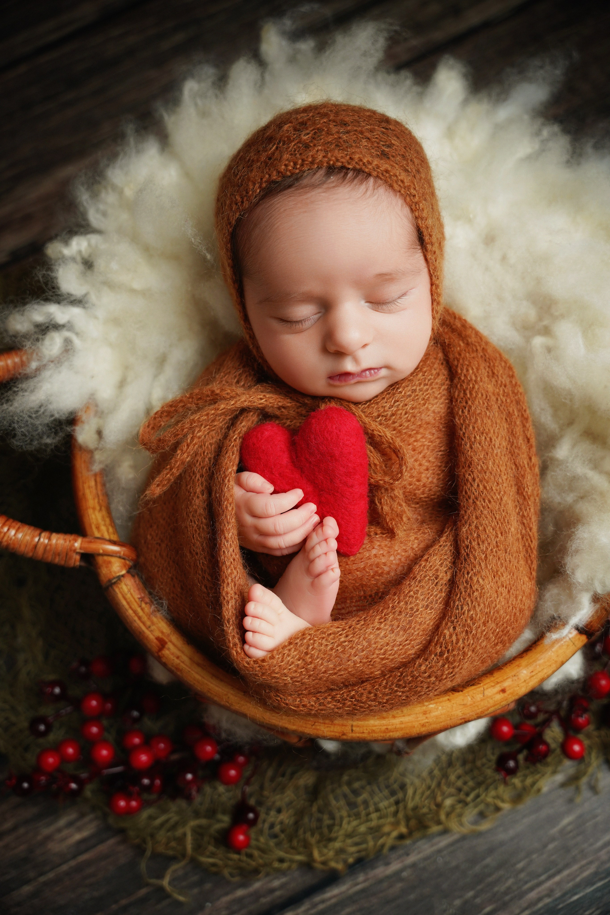 Baby eingehüllt in Bio-Baumwolle und Naturtextilien – Newborn Fotograf Augsburg