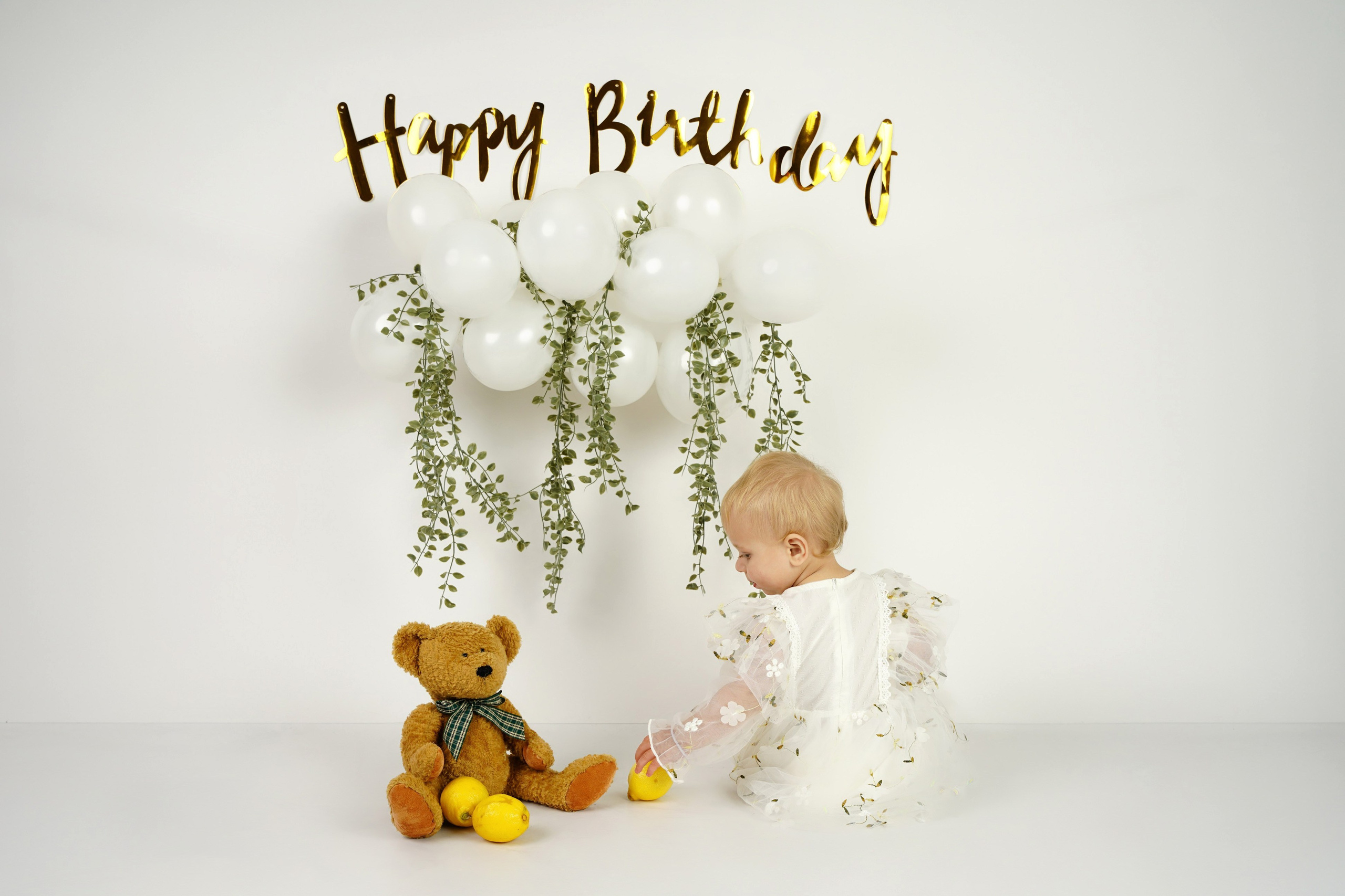 Stilvolles Geburtstagsshooting für Babys mit Boho-Deko und Eukalyptus – Fotostudio Augsburg