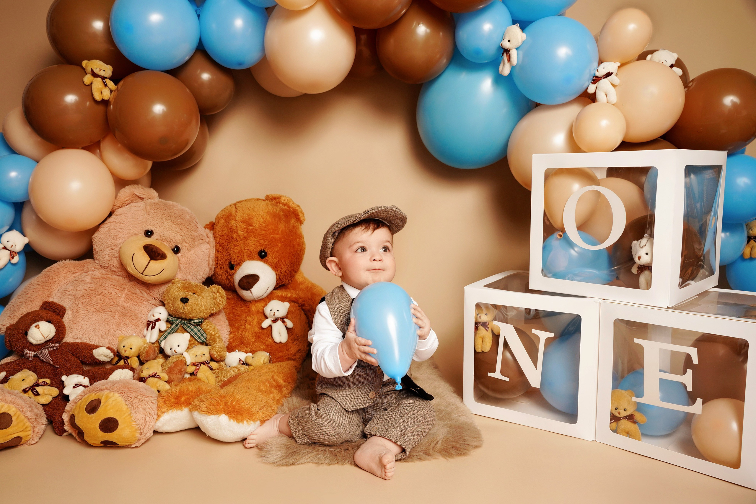 Junge feiert ersten Geburtstag im Fotostudio mit Teddybären und braun-blauen Ballons – Augsburg