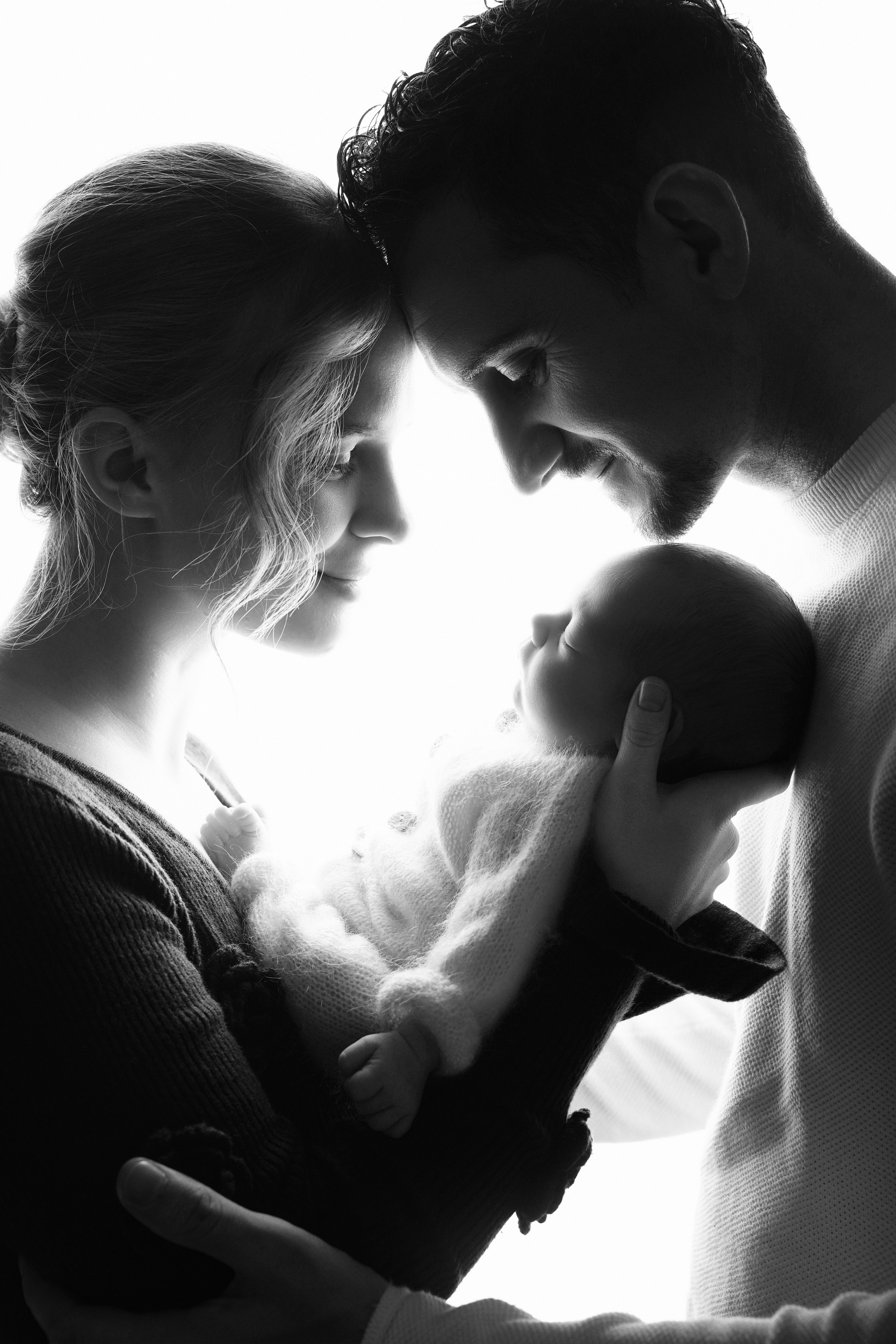 Emotionales Schwarz-Weiß-Familienportrait von Eltern mit Neugeborenem – Fotostudio Augsburg