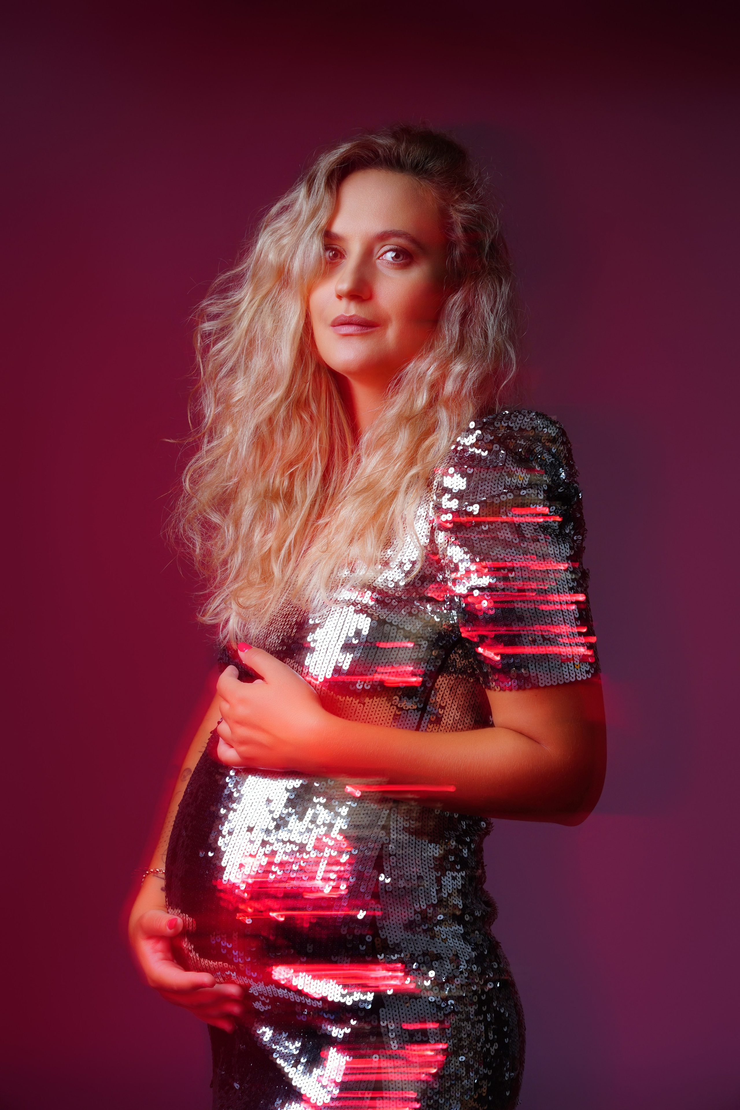 Schwangere Frau im eleganten silbernen Paillettenkleid – Babybauch Shooting Fotostudio Augsburg