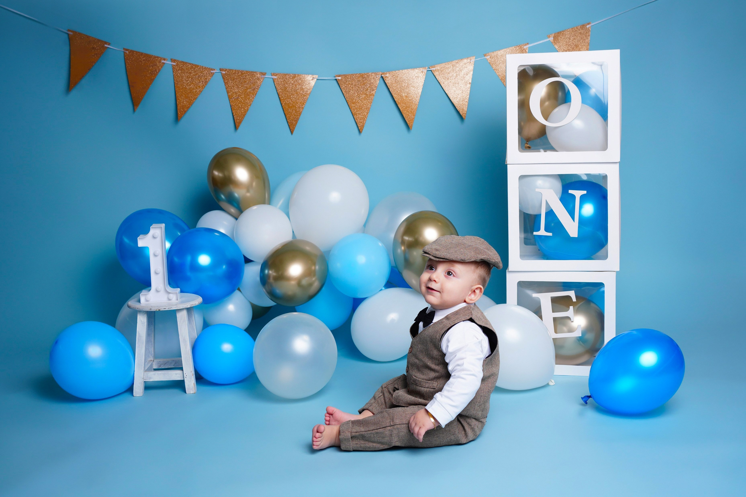 Kleiner Junge im Vintage-Outfit beim Geburtstags-Shooting mit blauen Luftballons – Gersthofen