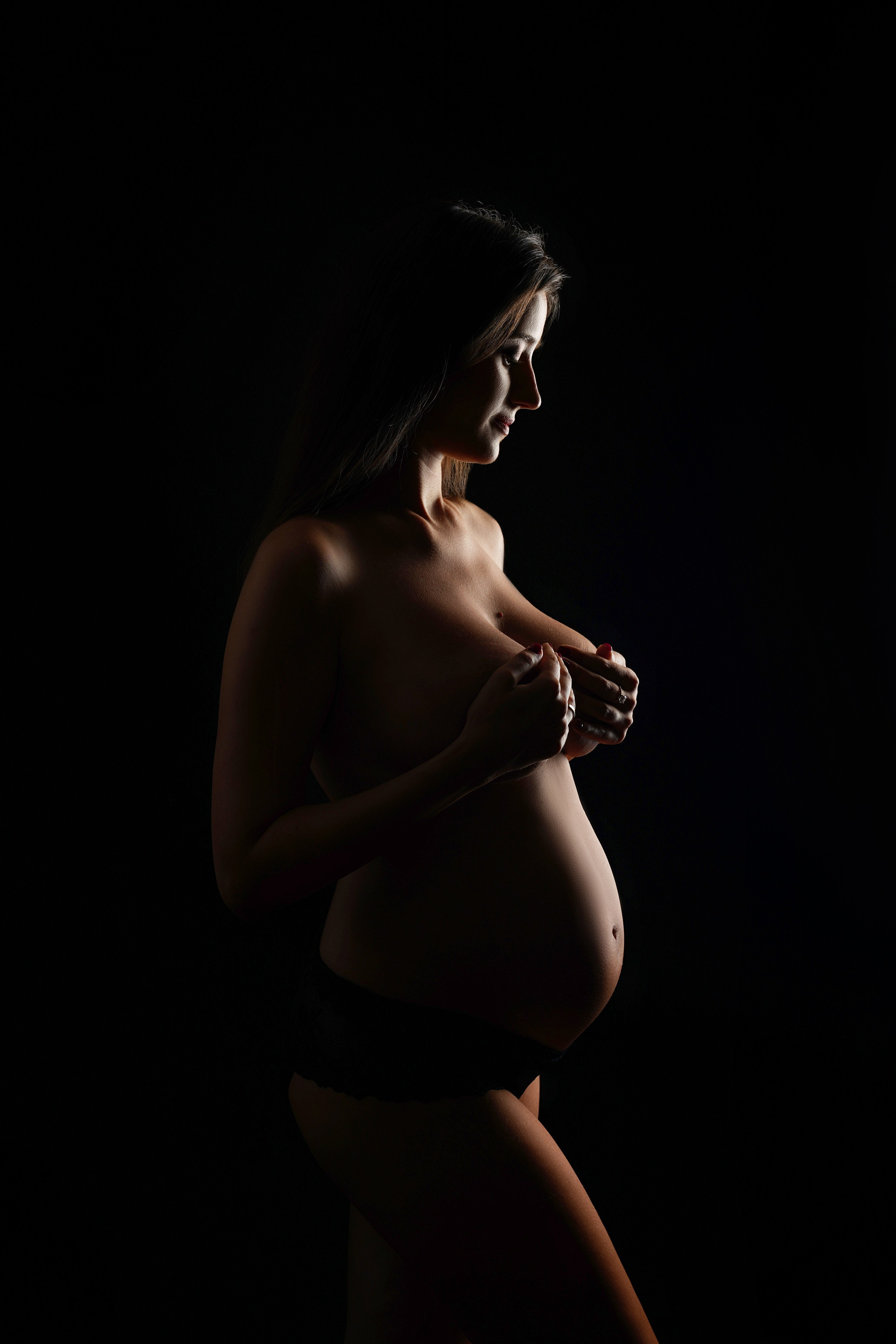 Künstlerisches Schwangerschaftsporträt mit Licht und Schatten im Fotostudio Augsburg