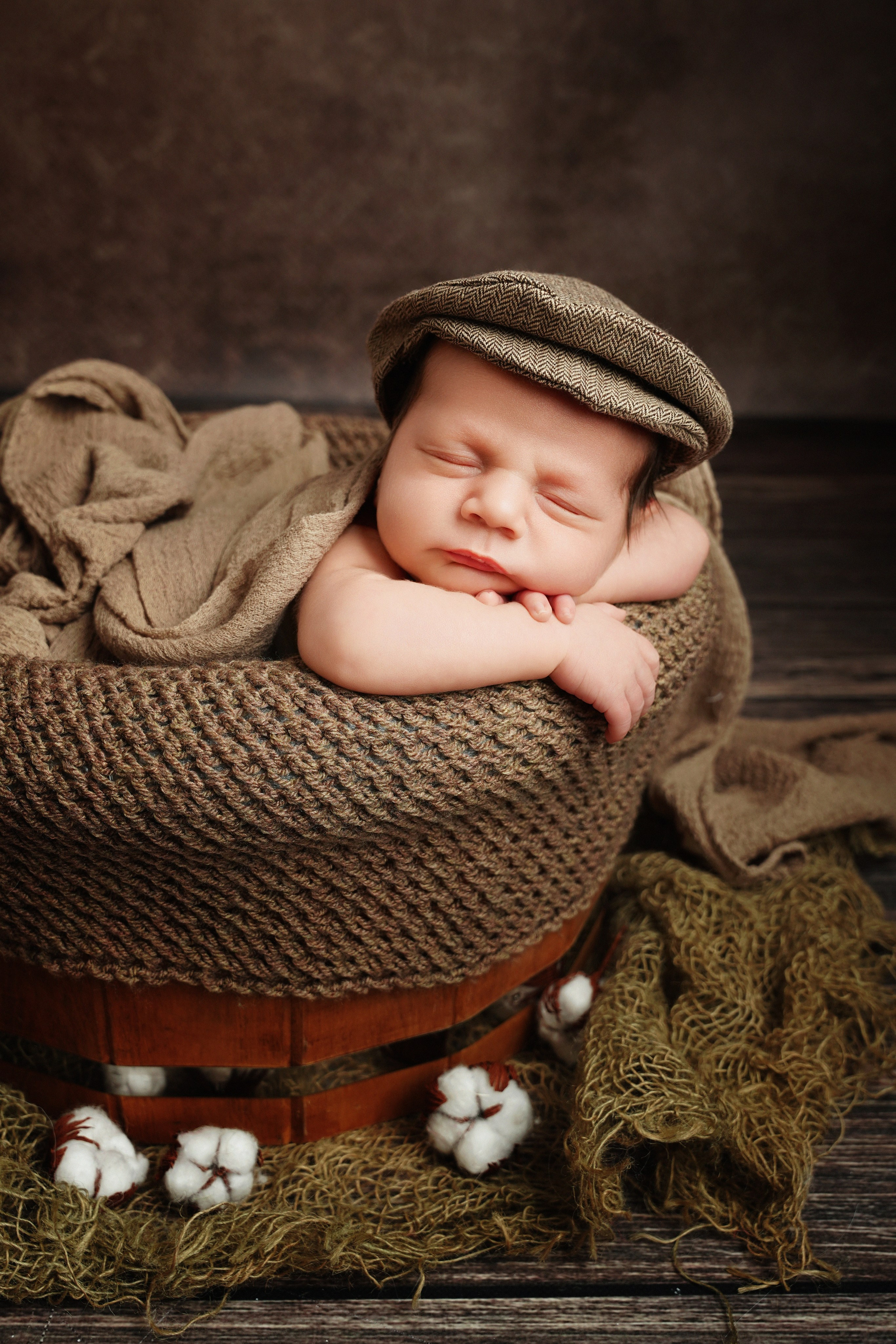 Neugeborenes schlafend Kinn-auf-Händen-Pose in kleinem Retro-Koffer – Babyfotostudio Gersthofen
