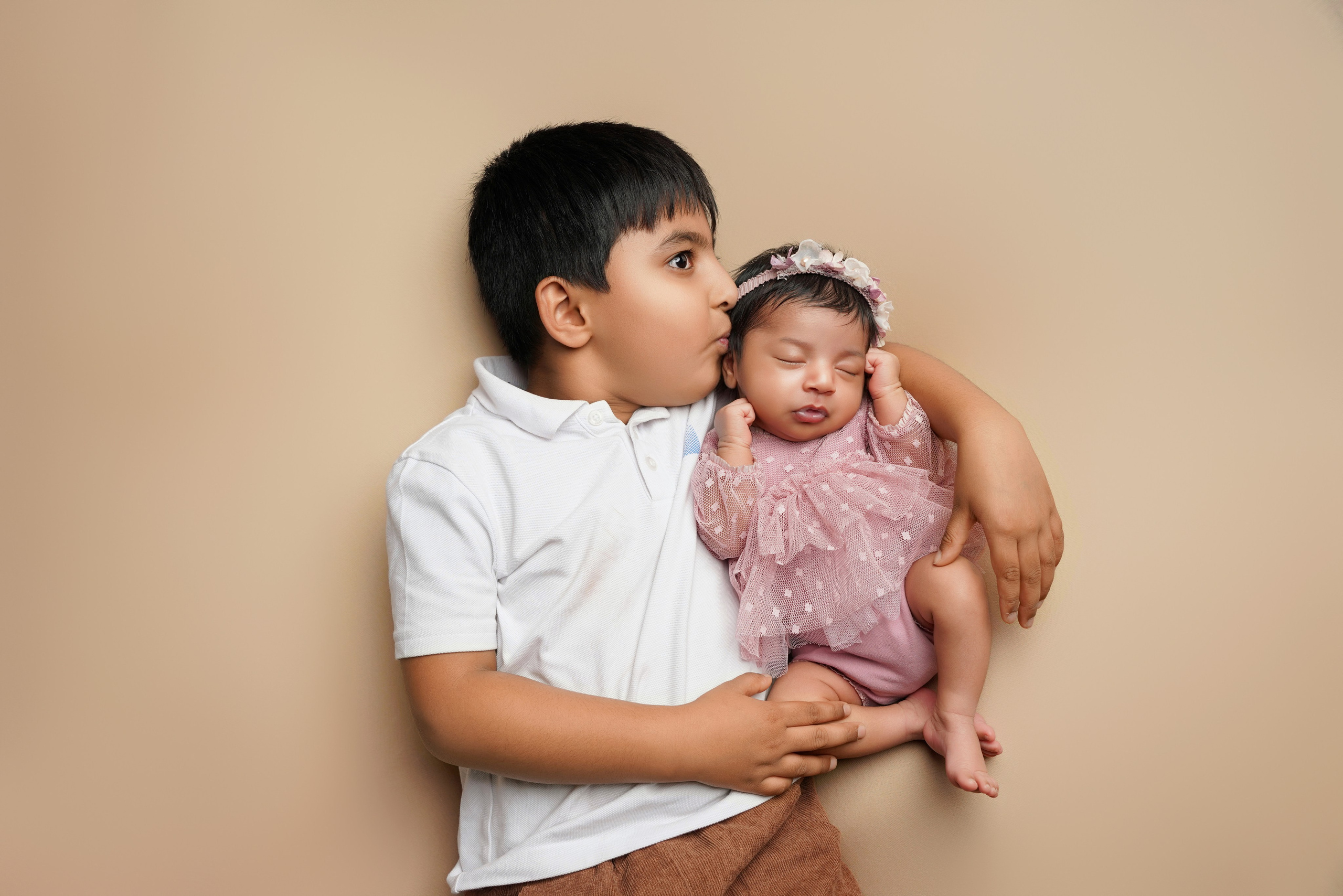 Iniges Portrait von Bruder und Neugeborenem – Fotostudio Augsburg
