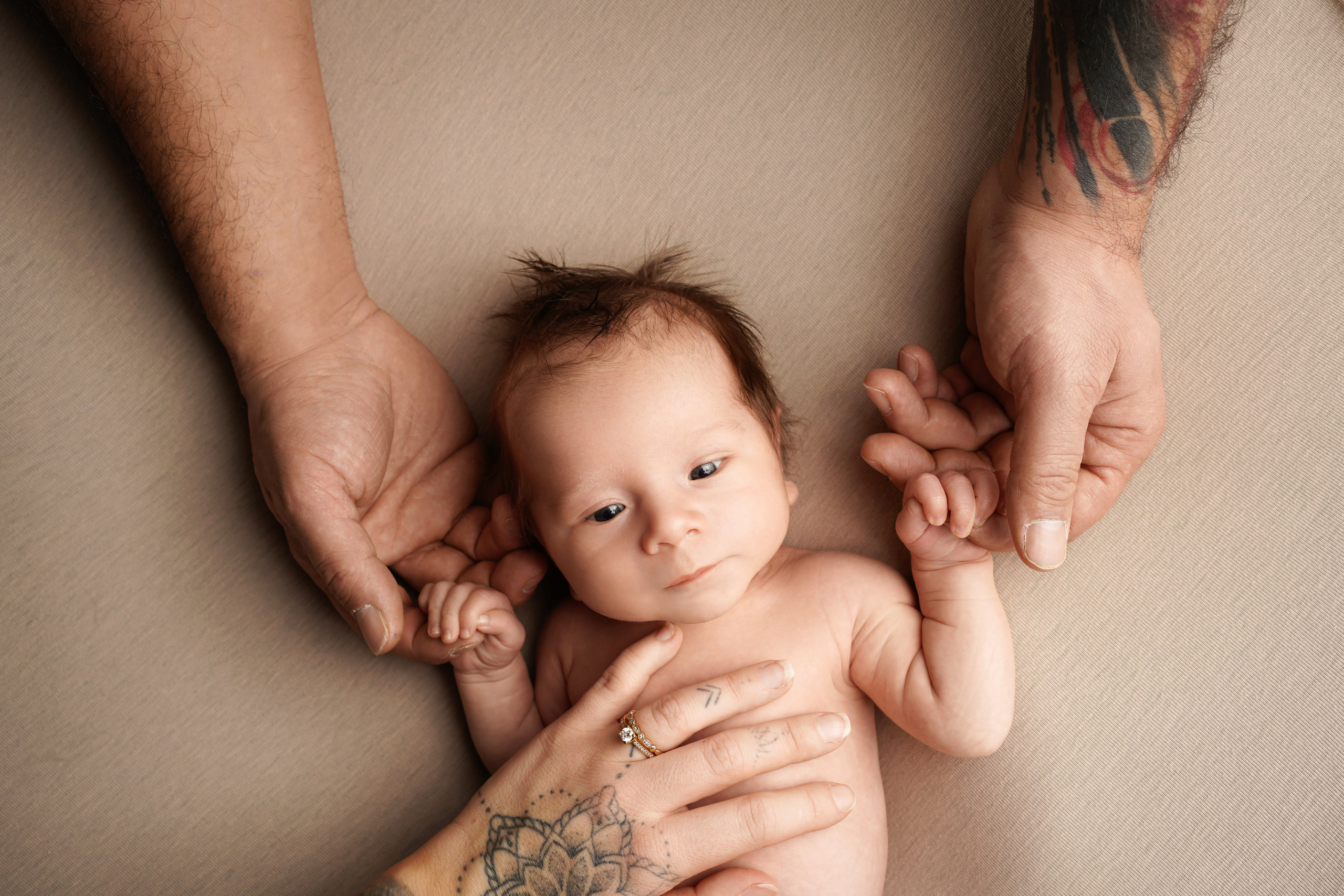 Detailaufnahme von kleinem Baby in den Händen der Eltern – Babyfotograf Augsburg