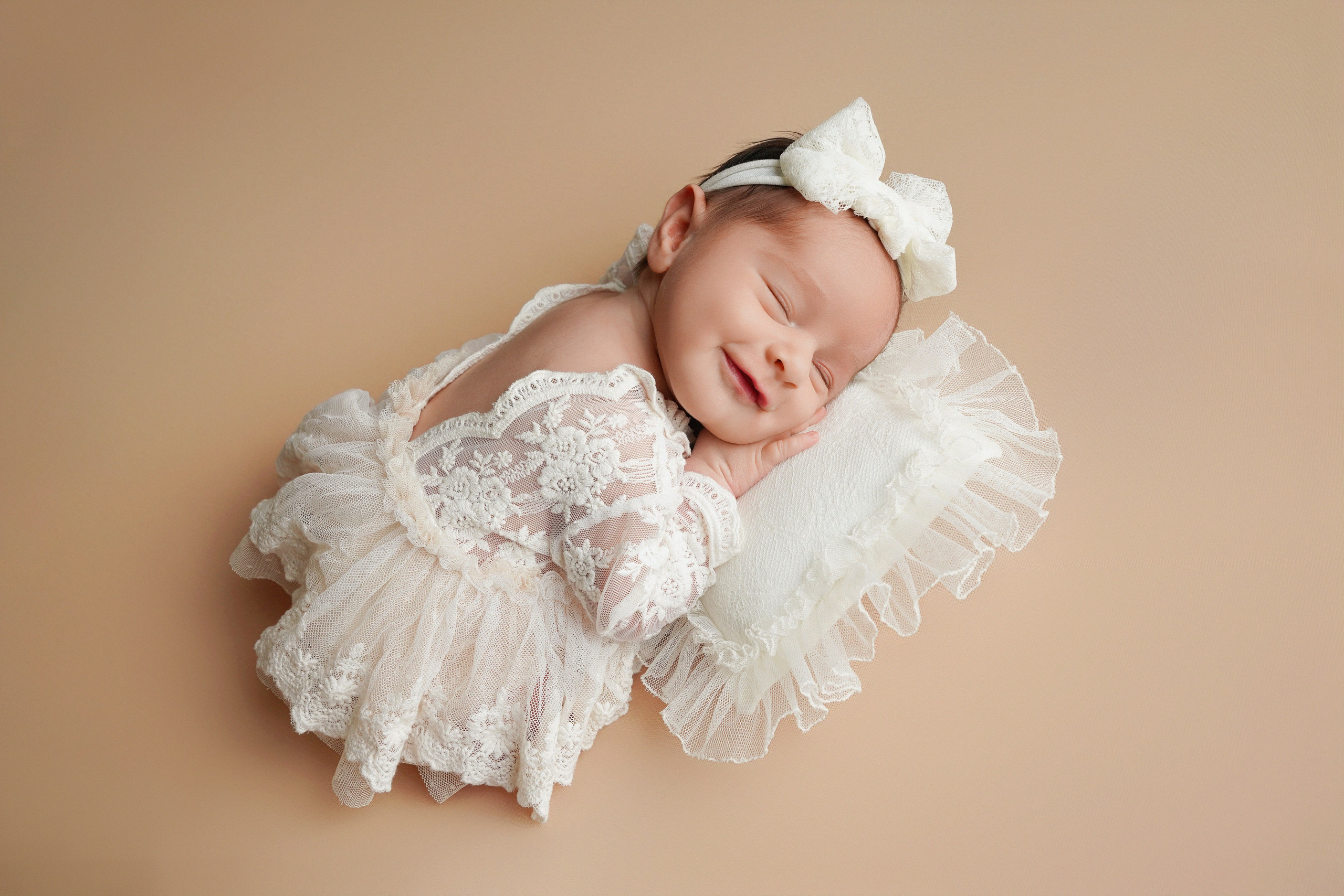Neugeborenes Baby wach entspannt auf hellem Textilhintergrund – Newborn Shooting Gersthofen