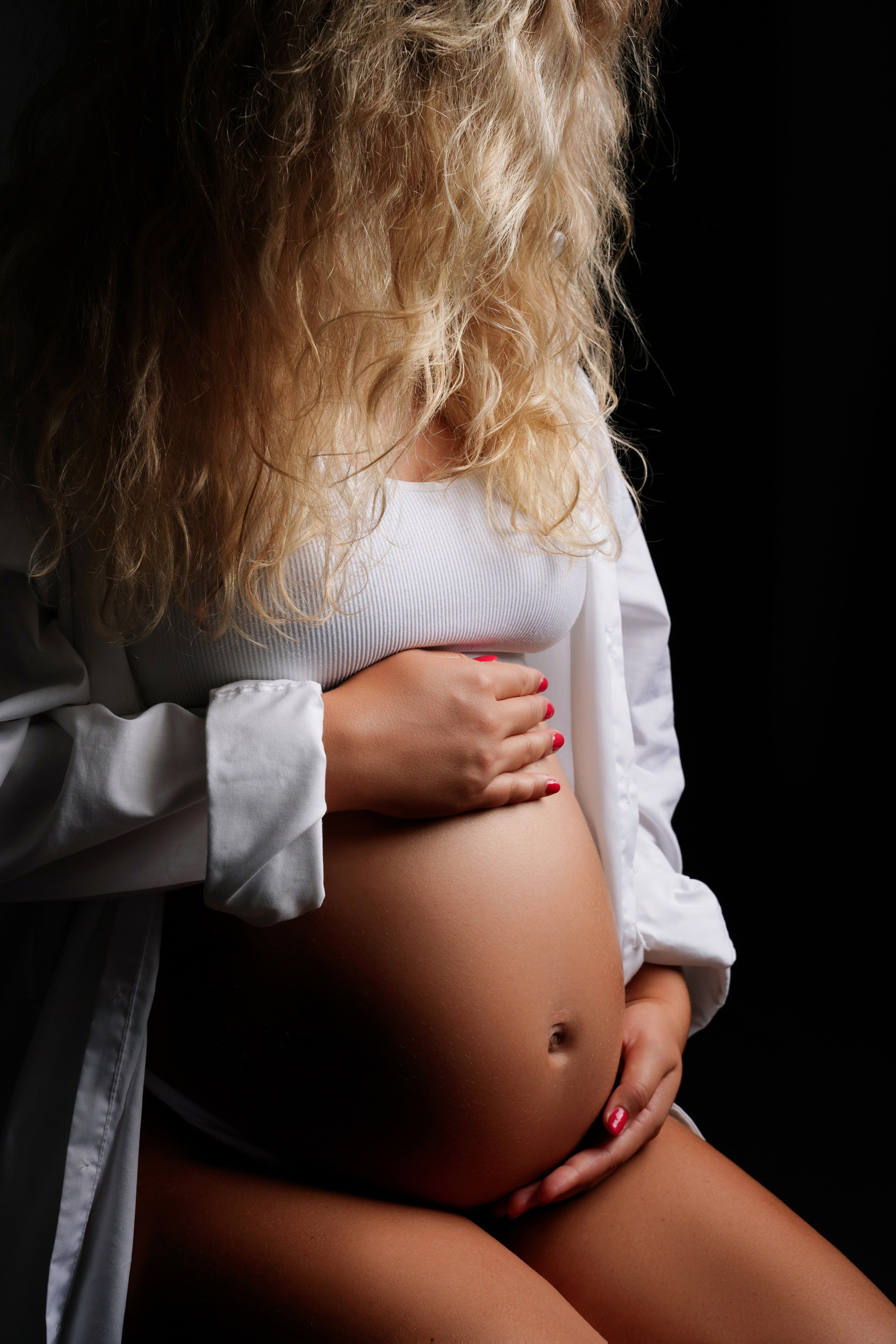 Detailaufnahme und Nahaufnahme des Babybauchs im weißen Body mit Hemd – Fotostudio Augsburg