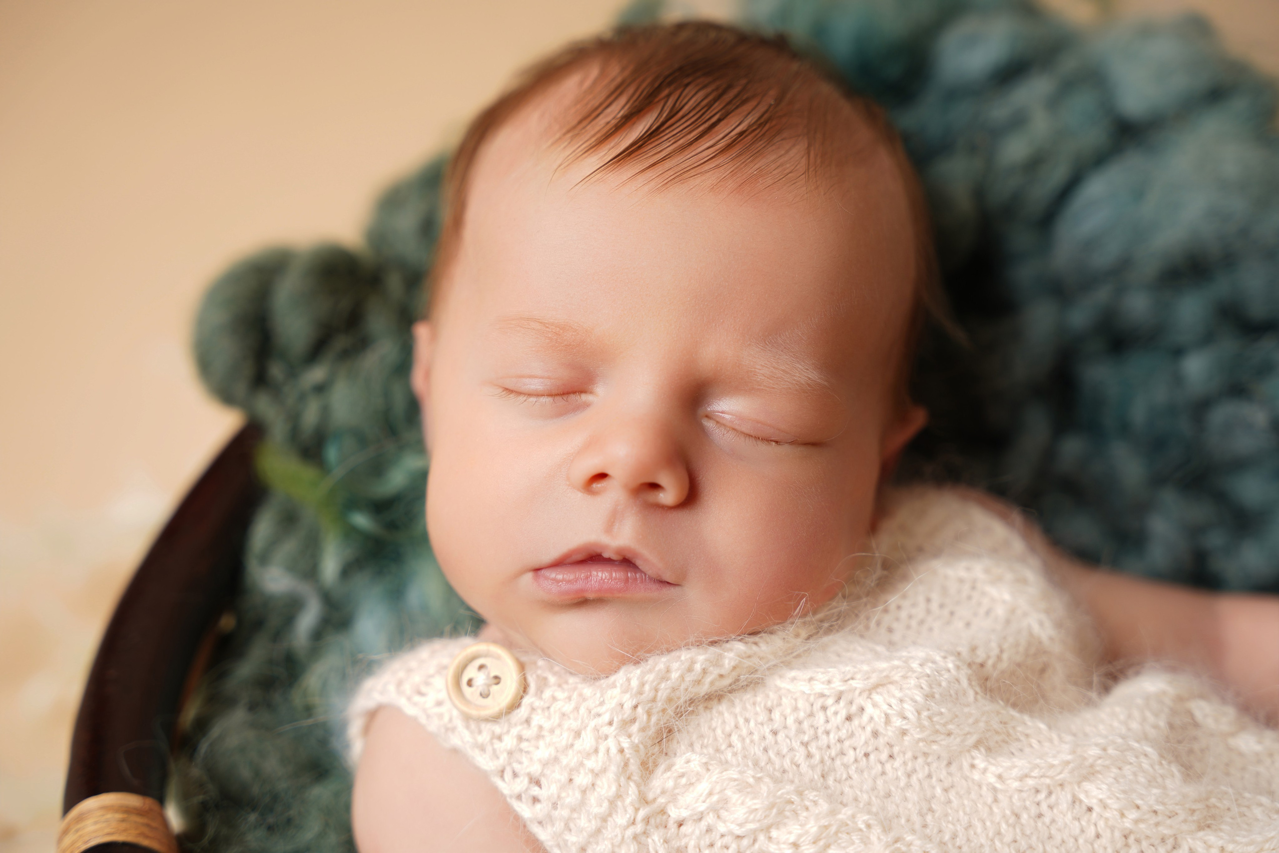 Neugeborener Junge schlummert in einem Vintage-Holzbettchen – Baby Fotoshooting Gersthofen