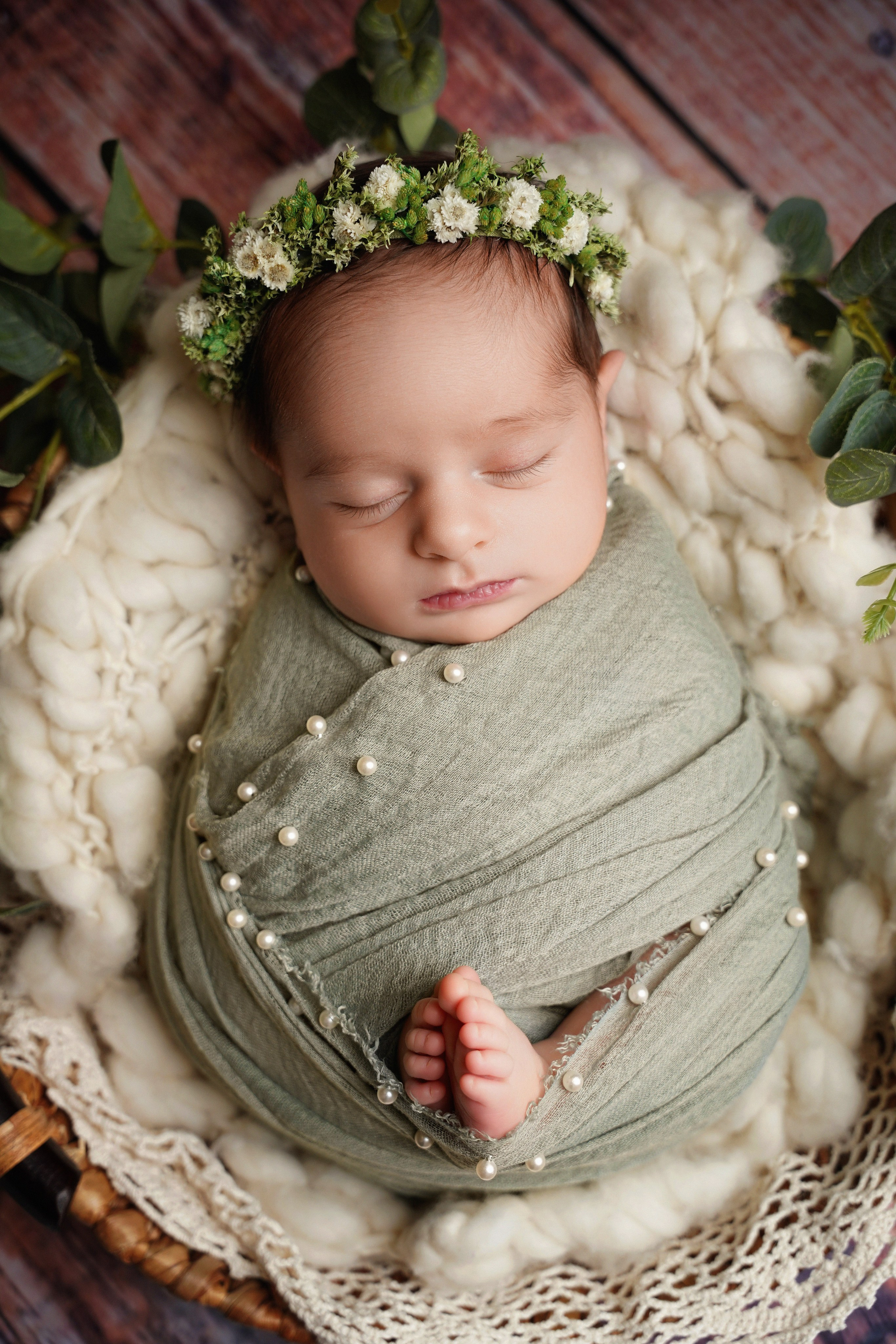 Sanft gepucktes Neugeborenes schläft tief im Korb – Babyfotografie Augsburg