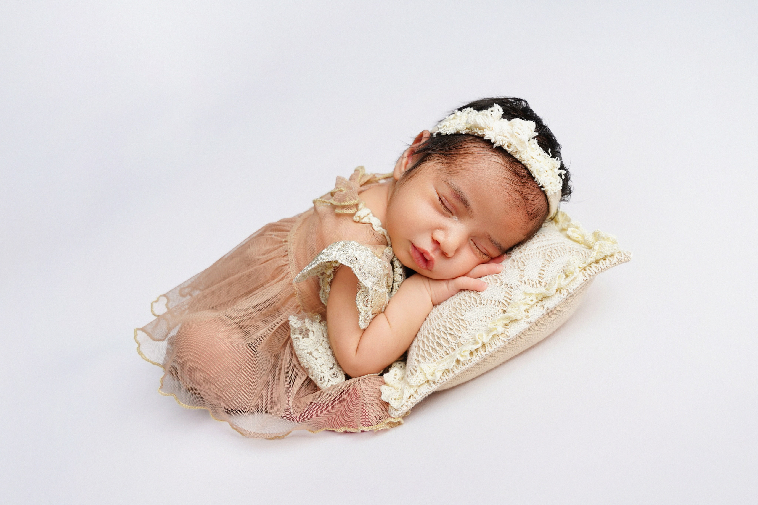 AugsburgKlassische Taco-Pose beim Newborn Shooting im Studio Augsburg