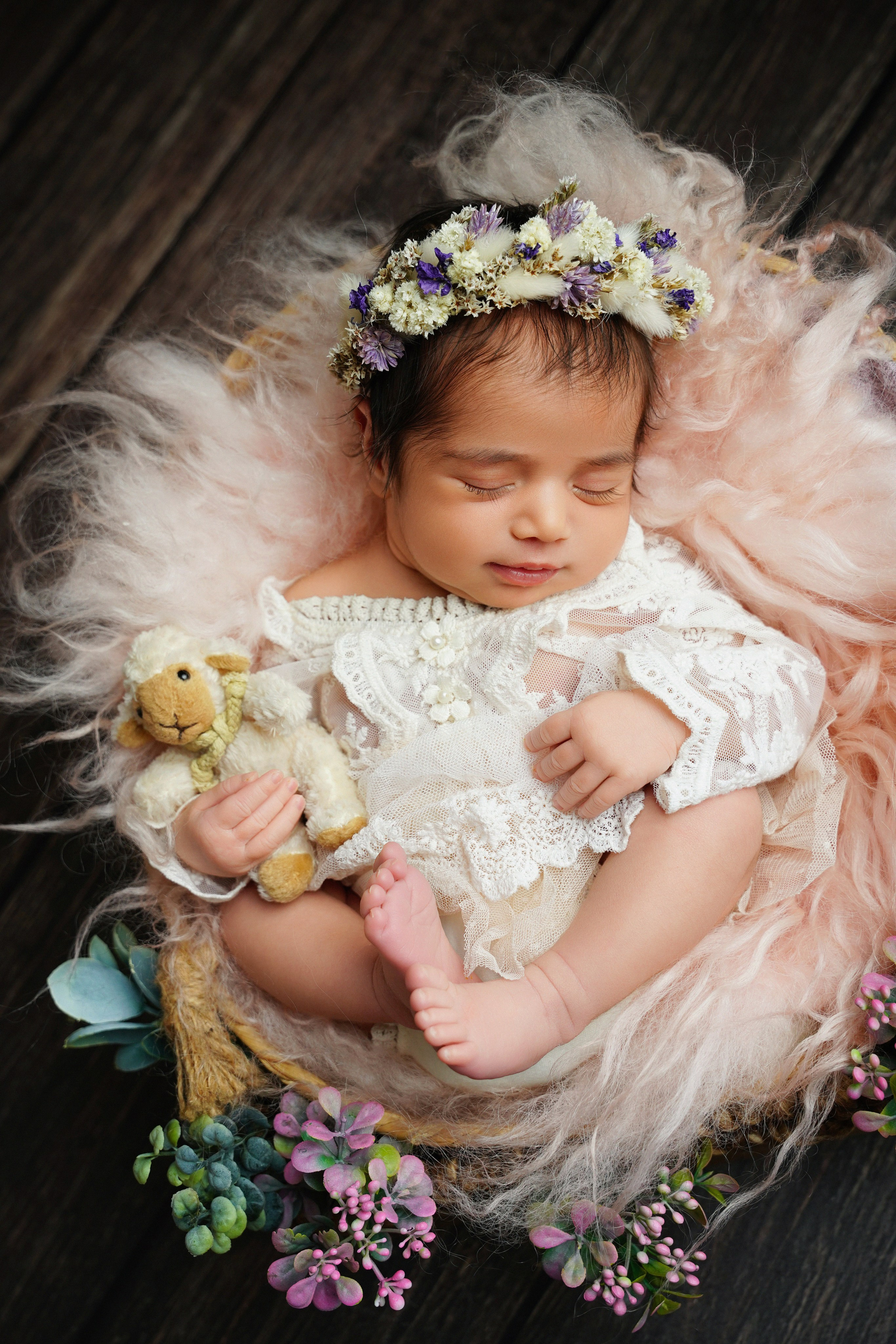 Neugeborenen-Pose auf braunfarbenem Tuch – Fotostudio für Babys in Gersthofen
