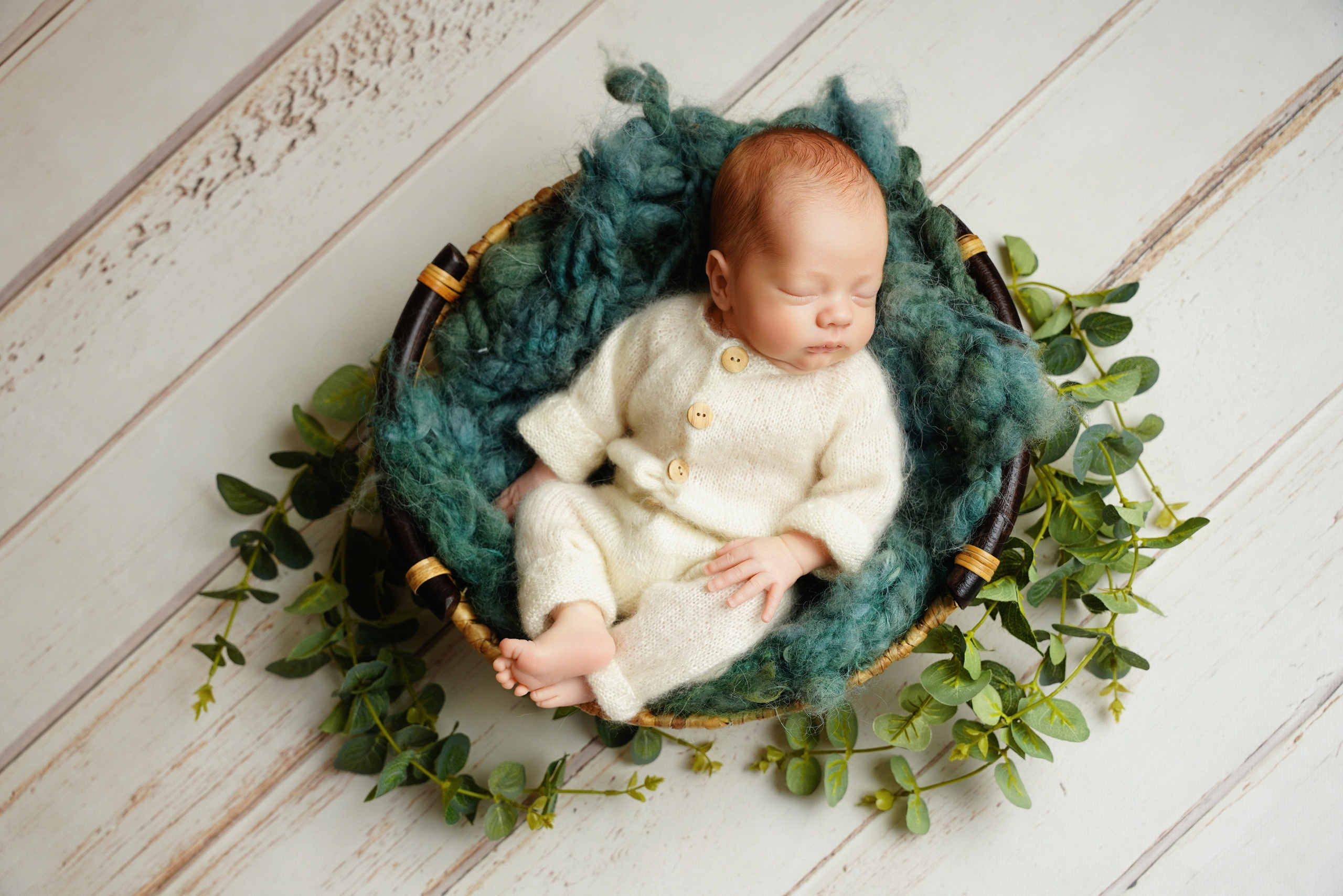Ästhetische Babyfotografie auf salbeigrünem Hintergrundstoff