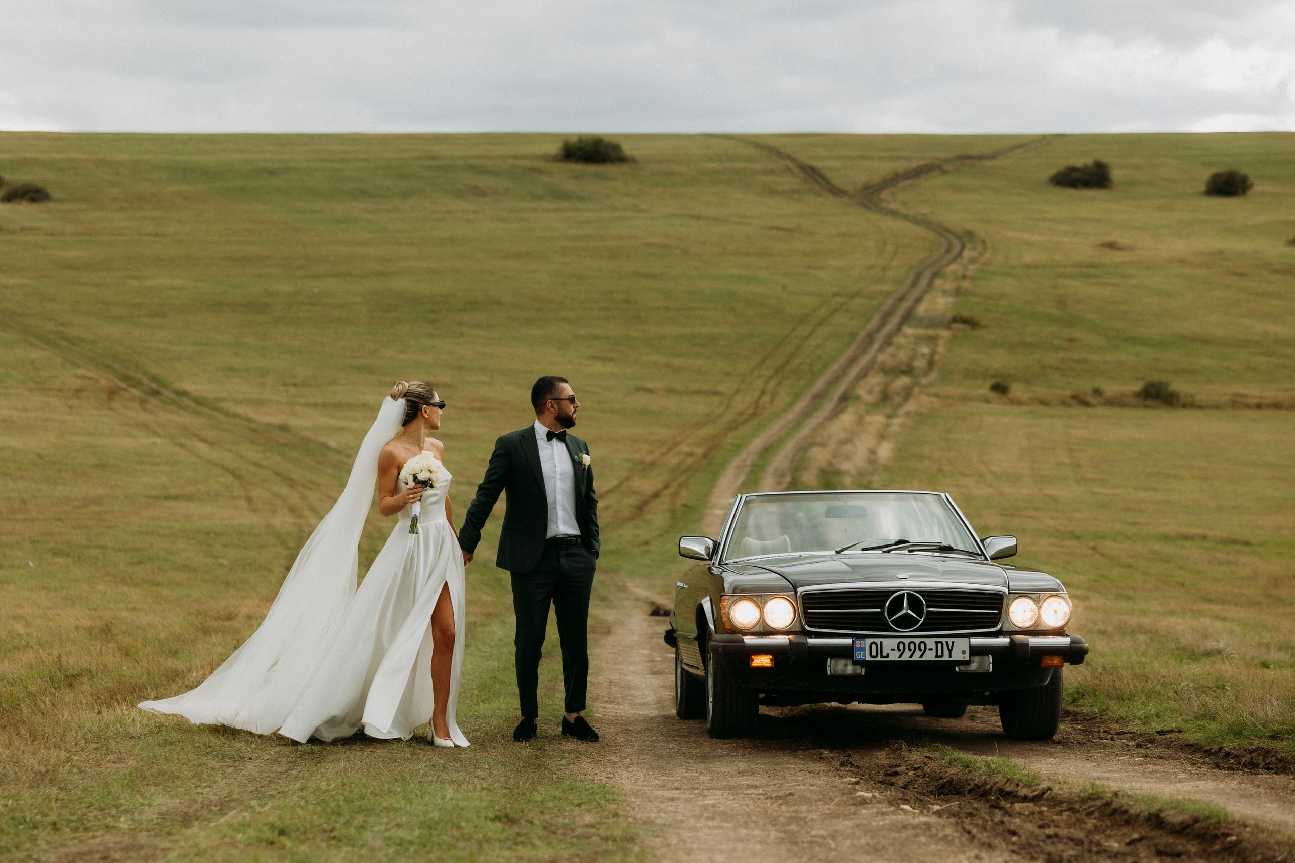 Wedding day with retro car. Wedding photographer in Tbilisi Ioseb Mamniashvili