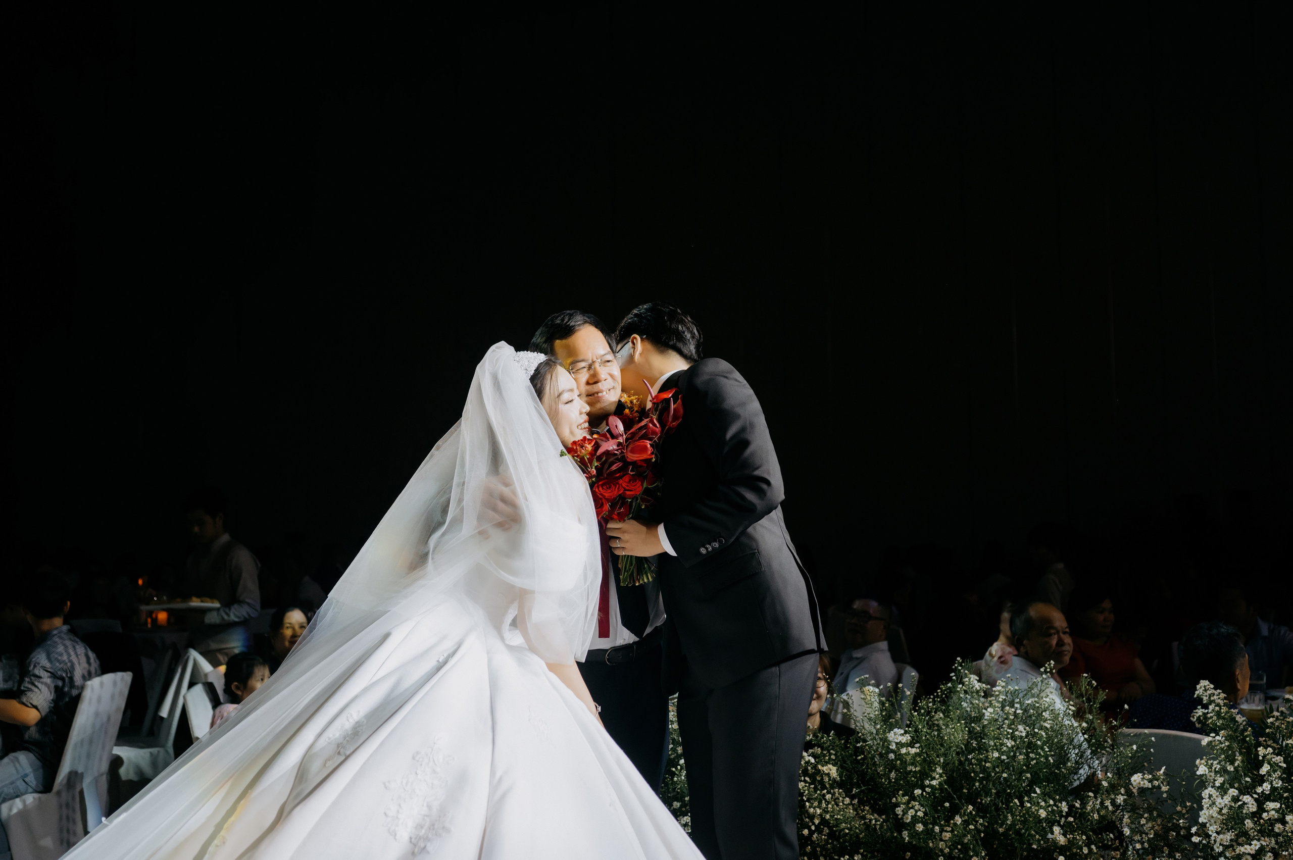 DAT & TU / Wedding Party. Saigon Wedding Present | Art Beyond Moments