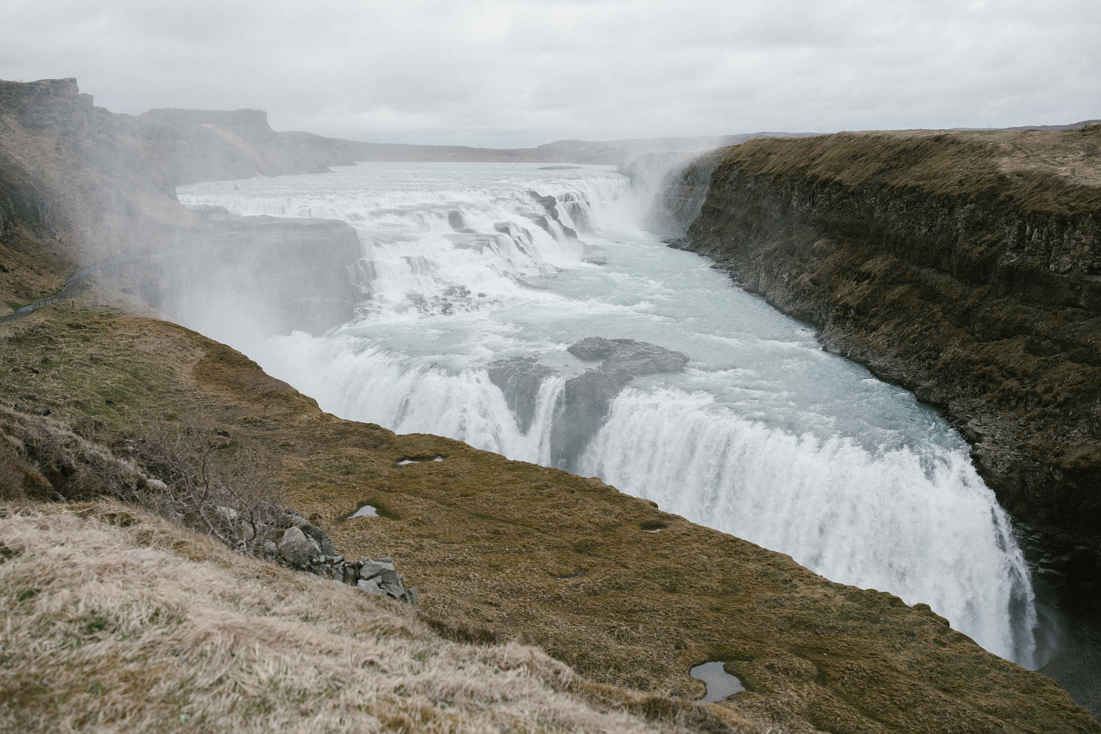Nebliger Gullfoss Wasserfall bei Verlobungsfotografie Island