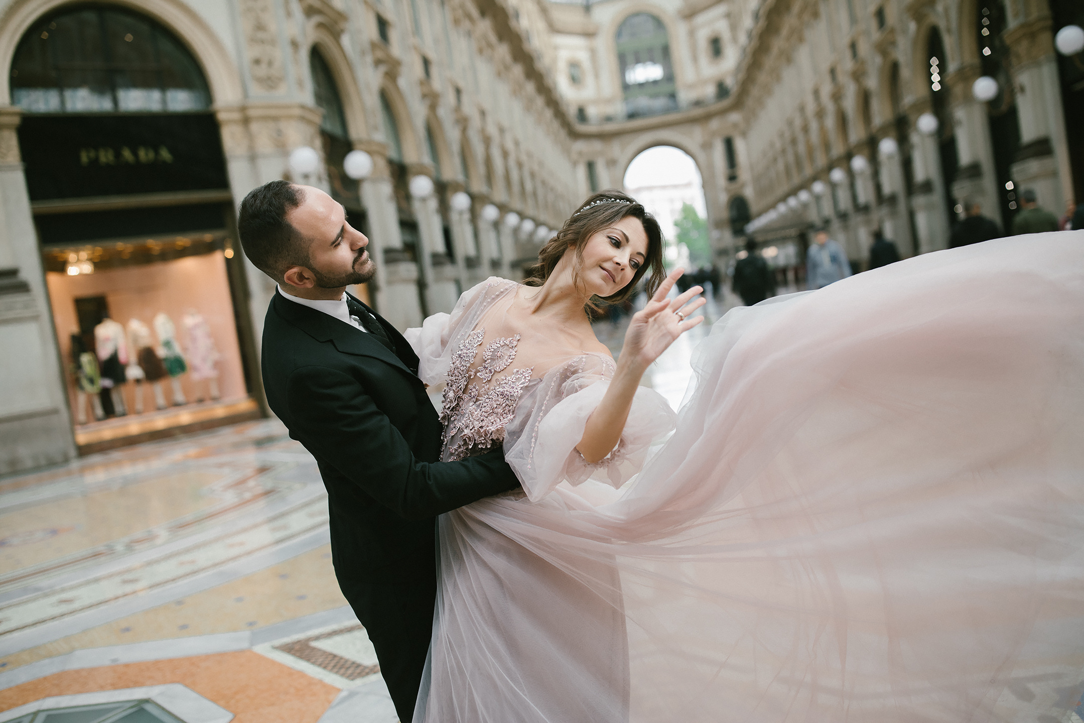 Bräutigam dreht Braut in der Galleria Vittorio Emanuele II Mailand