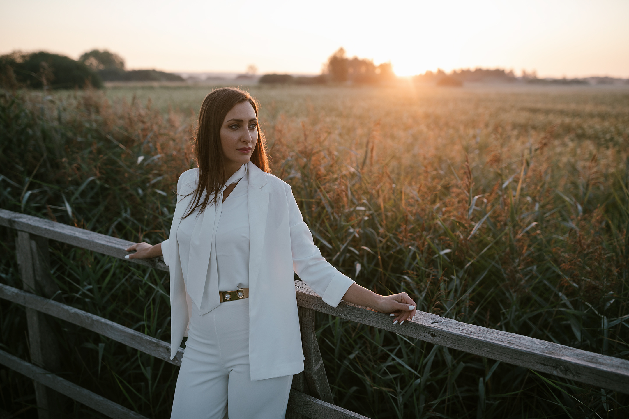 Porträtshooting im Morgenlicht am Federsee mit weitem Schilfblick