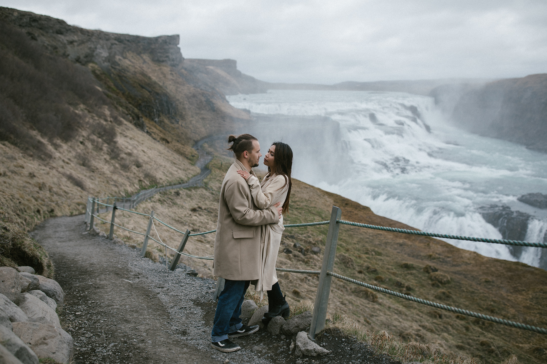 Umarmung am Gullfoss Wasserfall während Hochzeitsfotografie in Island