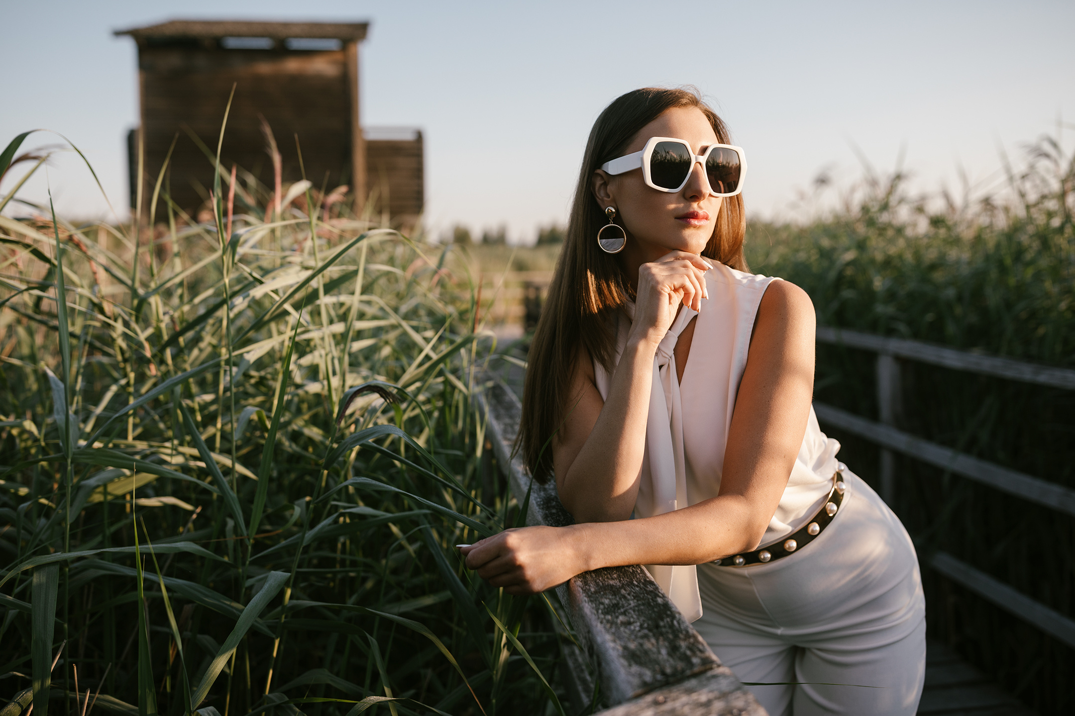 Elegante Pose mit Sonnenbrille beim Portraitshooting am Federsee